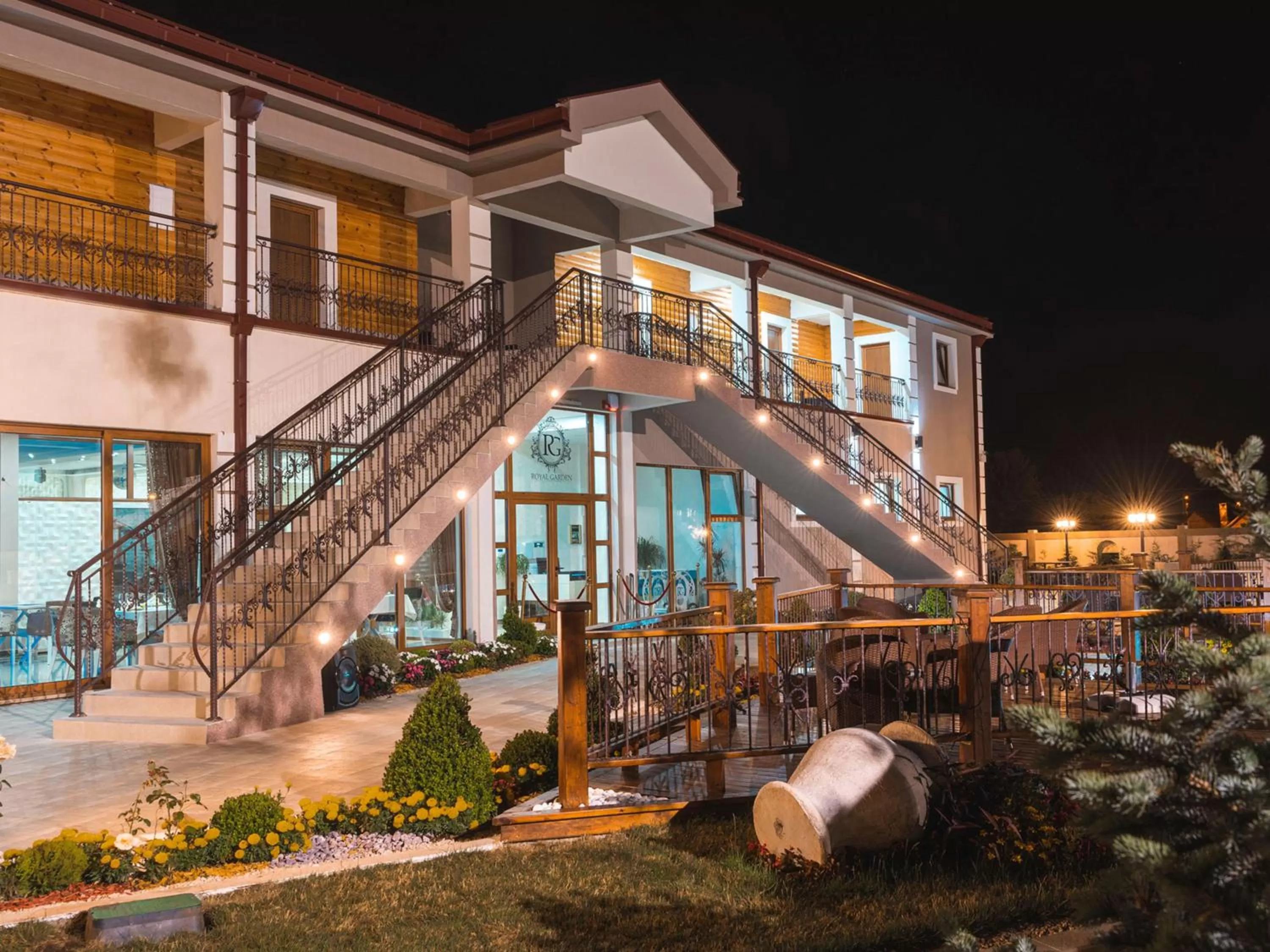 Garden, Property Building in Hotel Royal Garden