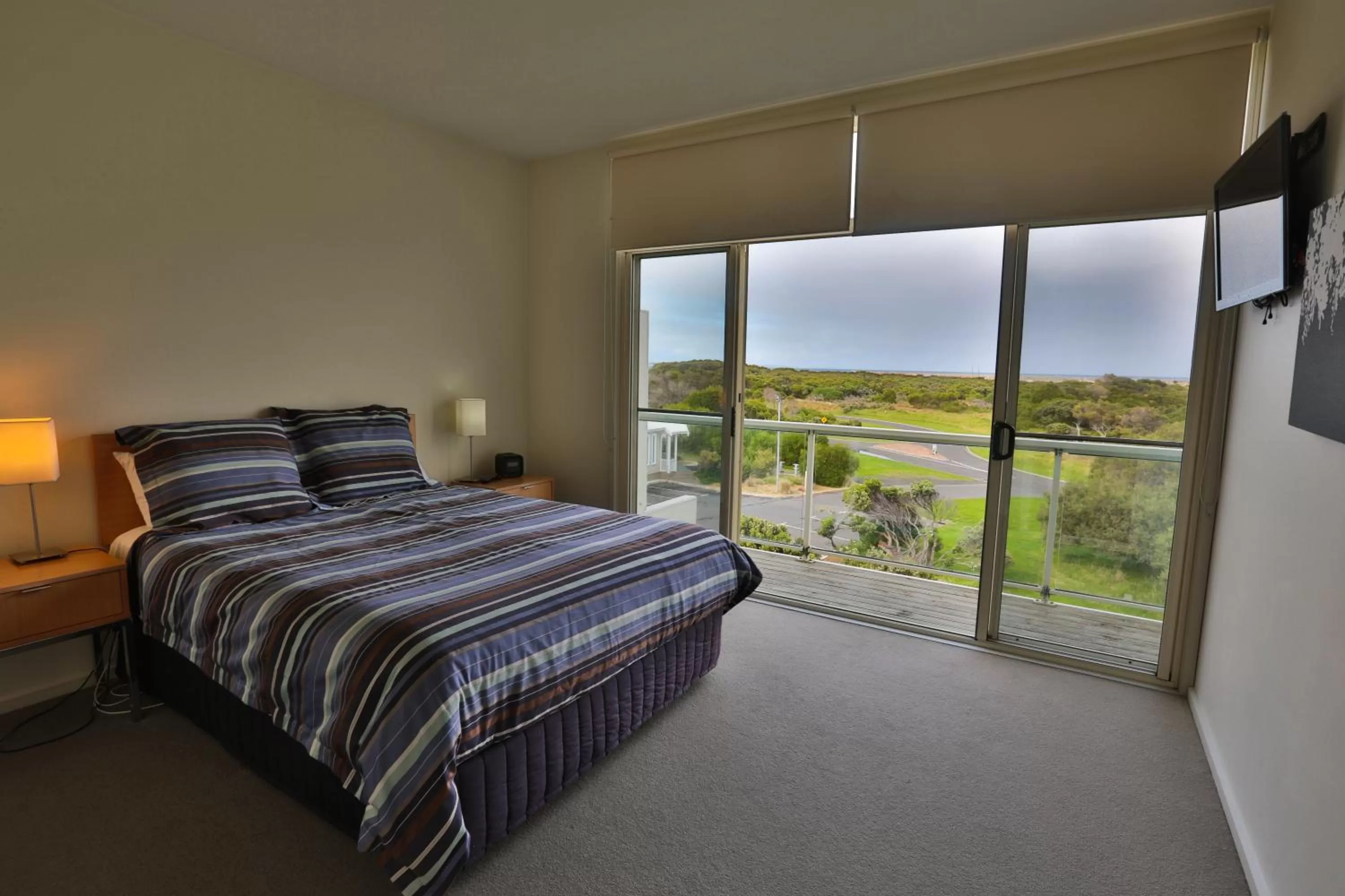 Bedroom, Bed in Lady Bay Resort