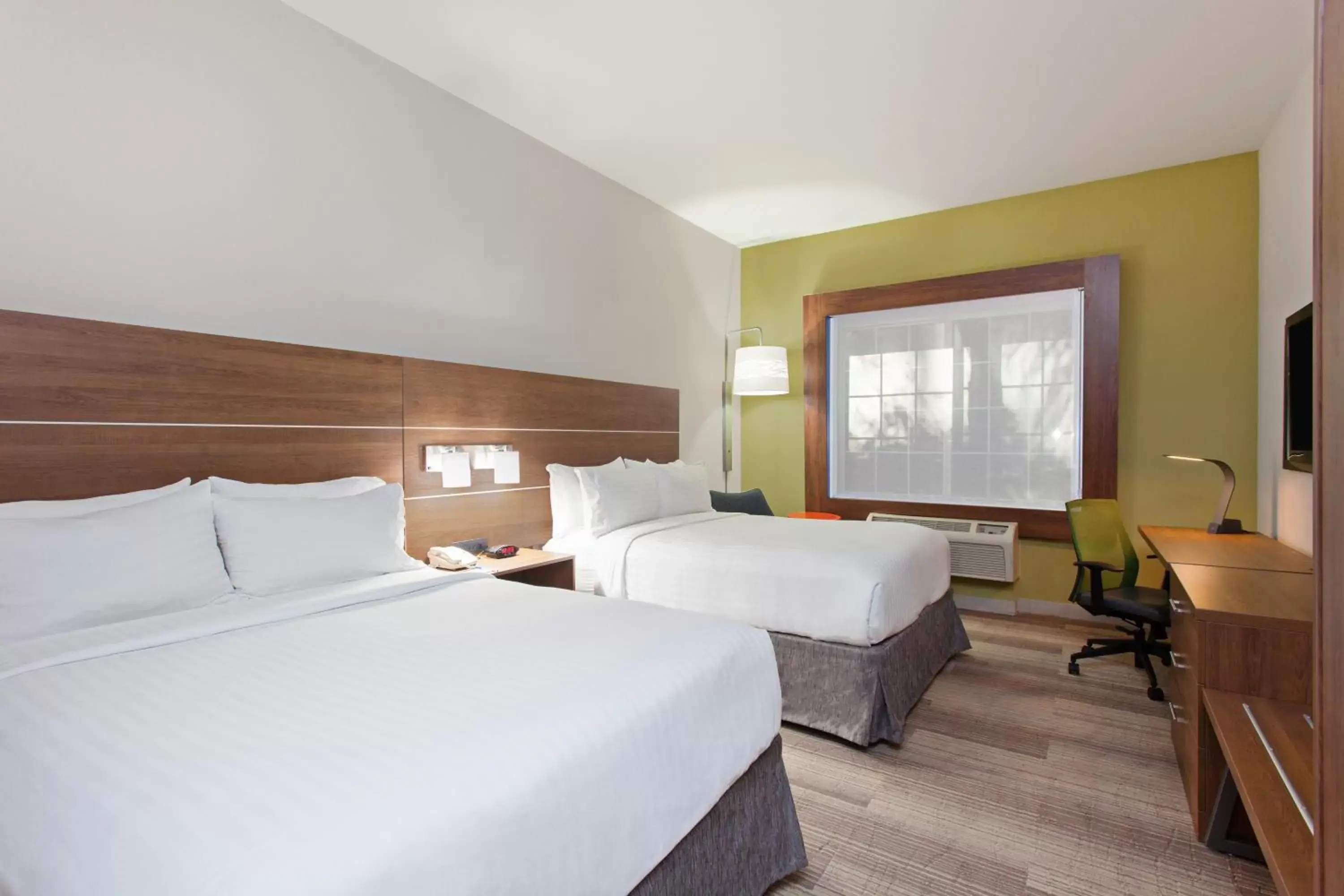 Holiday Inn Express & Suites Corona by IHG Holiday Inn Express & Suites Corona by IHG