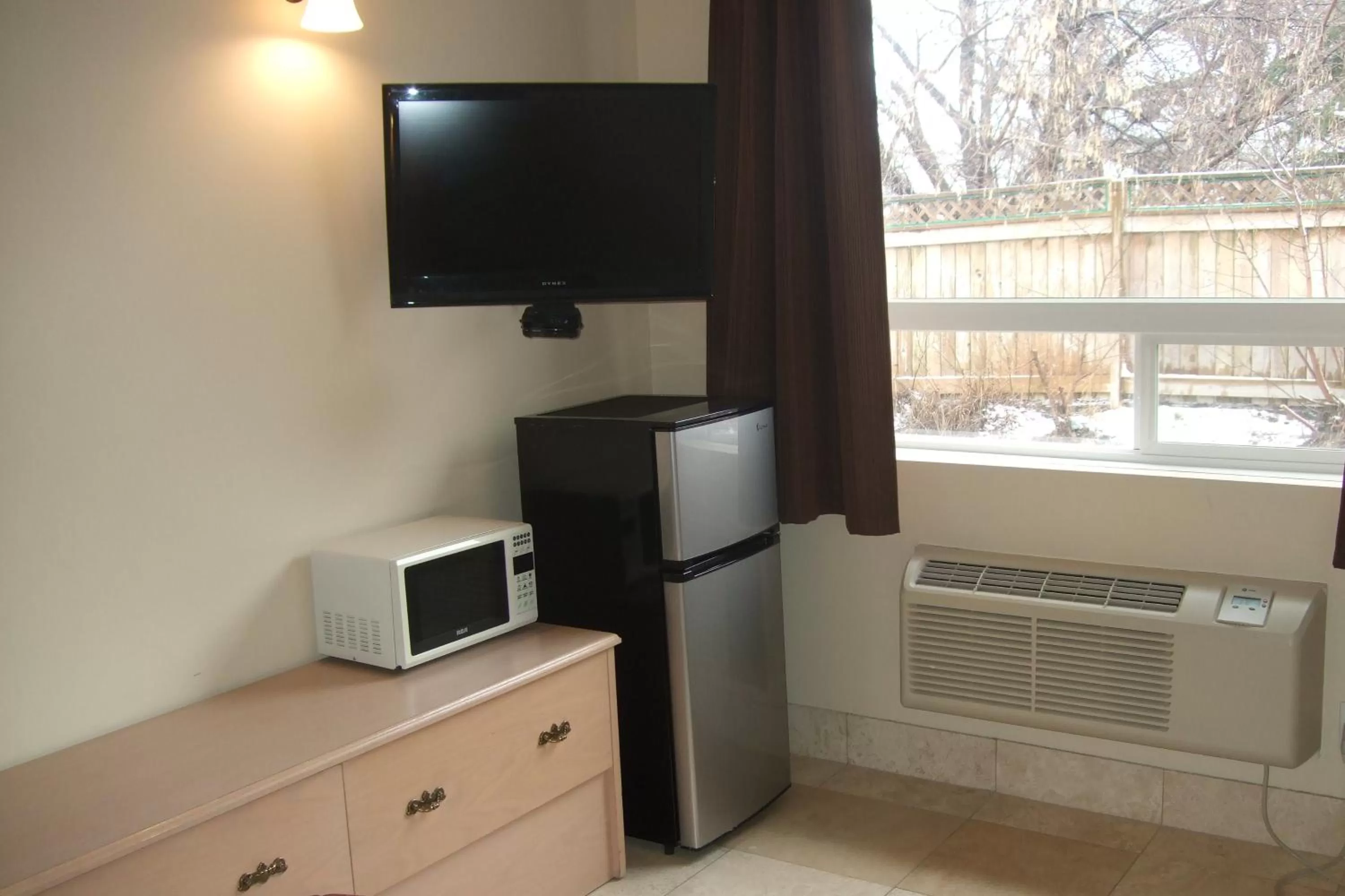 Photo of the whole room in Trailside Inn