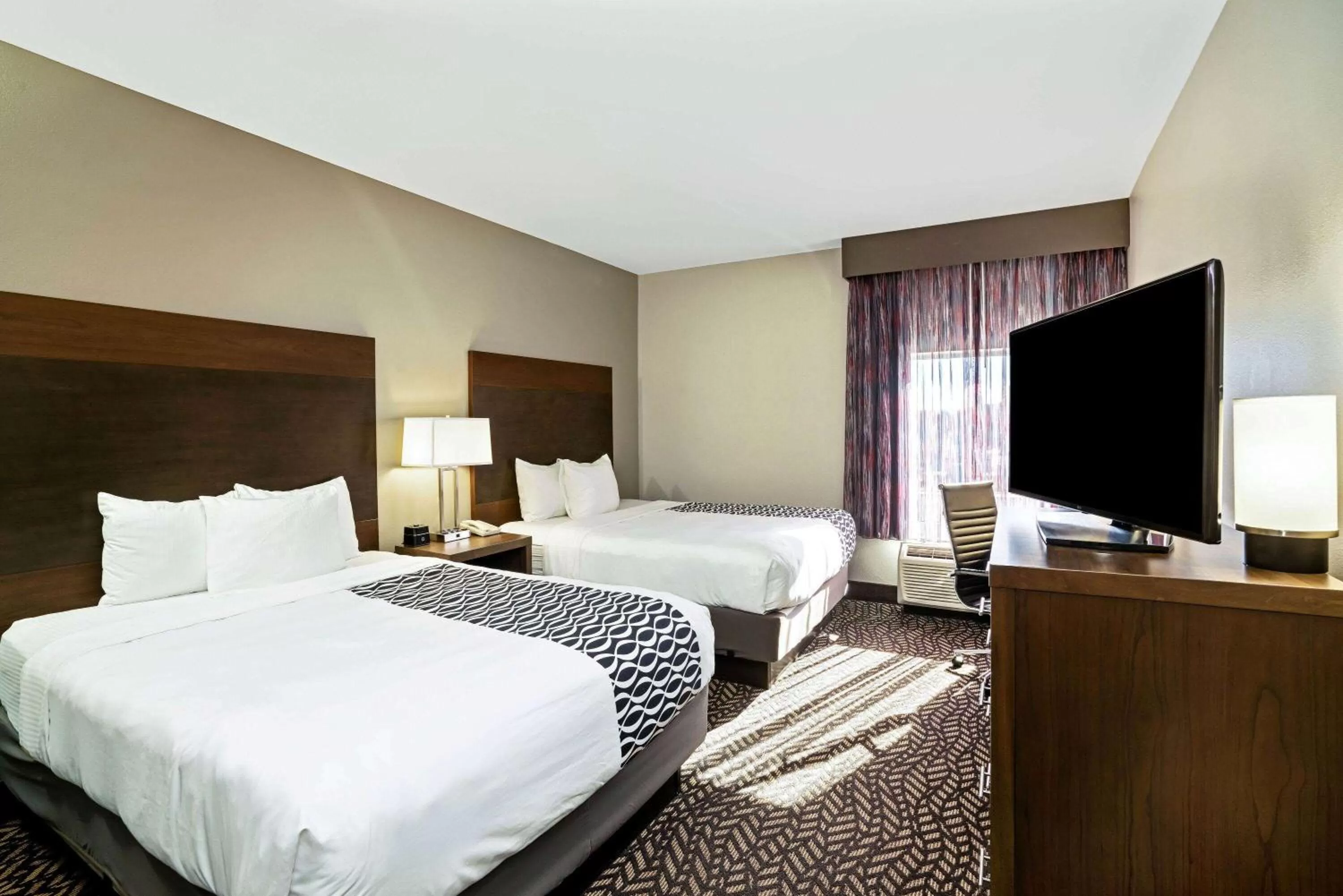 Photo of the whole room, Bed in La Quinta by Wyndham Tuscaloosa McFarland