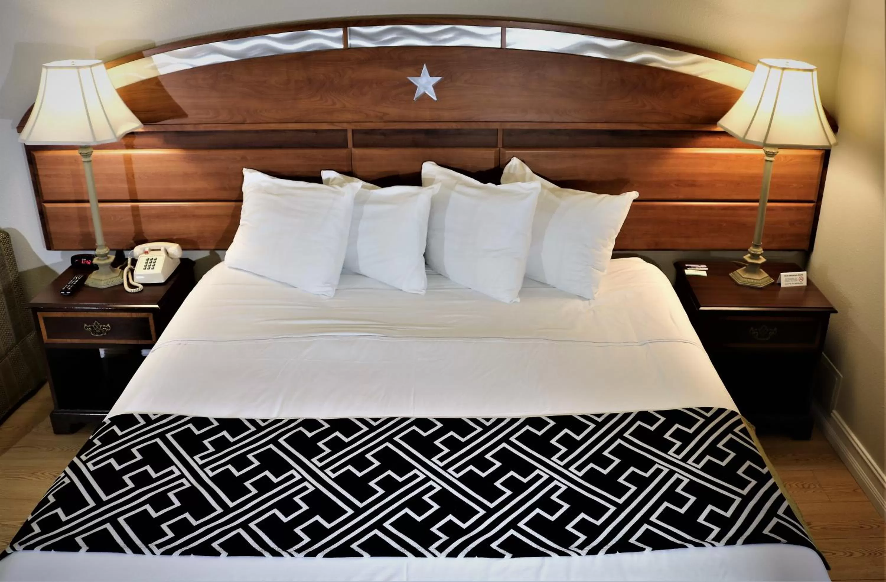 Bed in Monte Carlo Inn- Near Disney