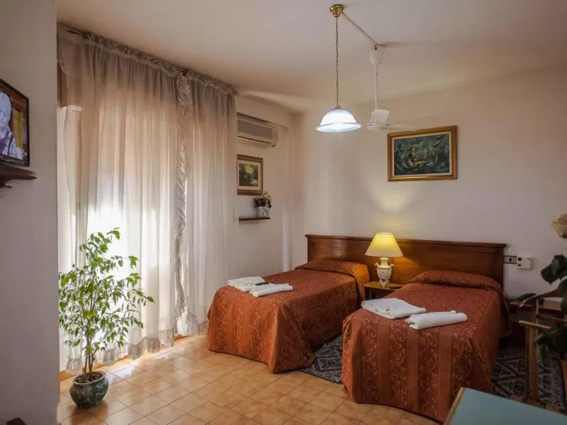 Single Room with Private Bathroom in Hotel Garden