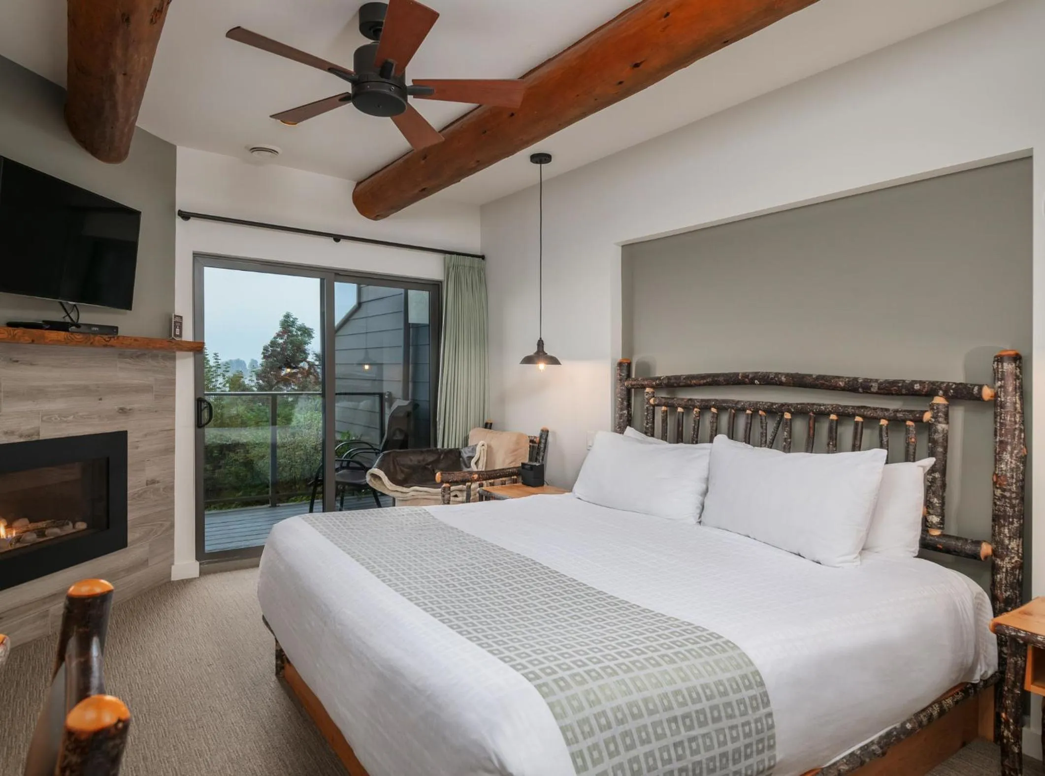 Bed in Tigh-Na-Mara Seaside Spa Resort