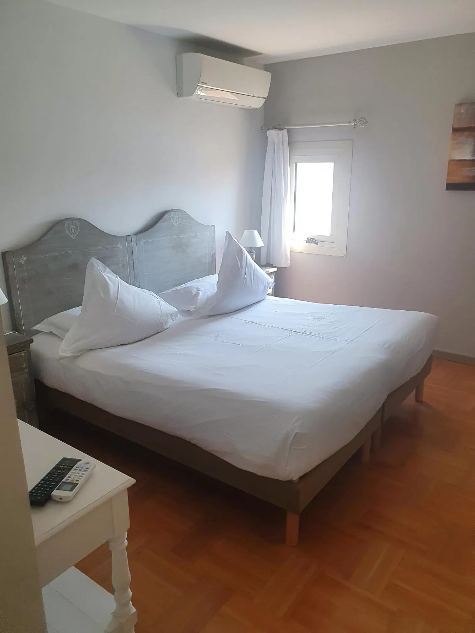 Photo of the whole room, Bed in Castillon Des Baux