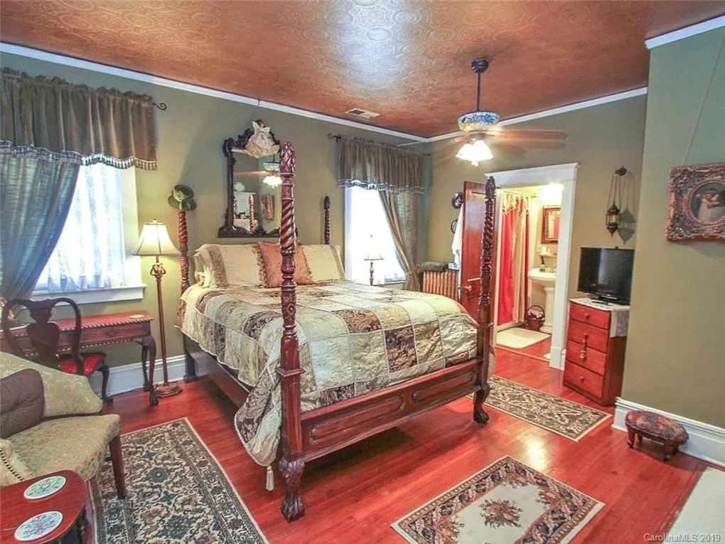 Queen Room with Fireplace in The Inn on Front Street