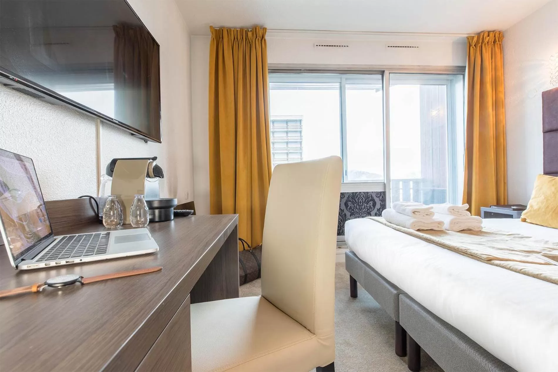 Bedroom, Bed in Madame Vacances - Hôtel Courchevel Olympic