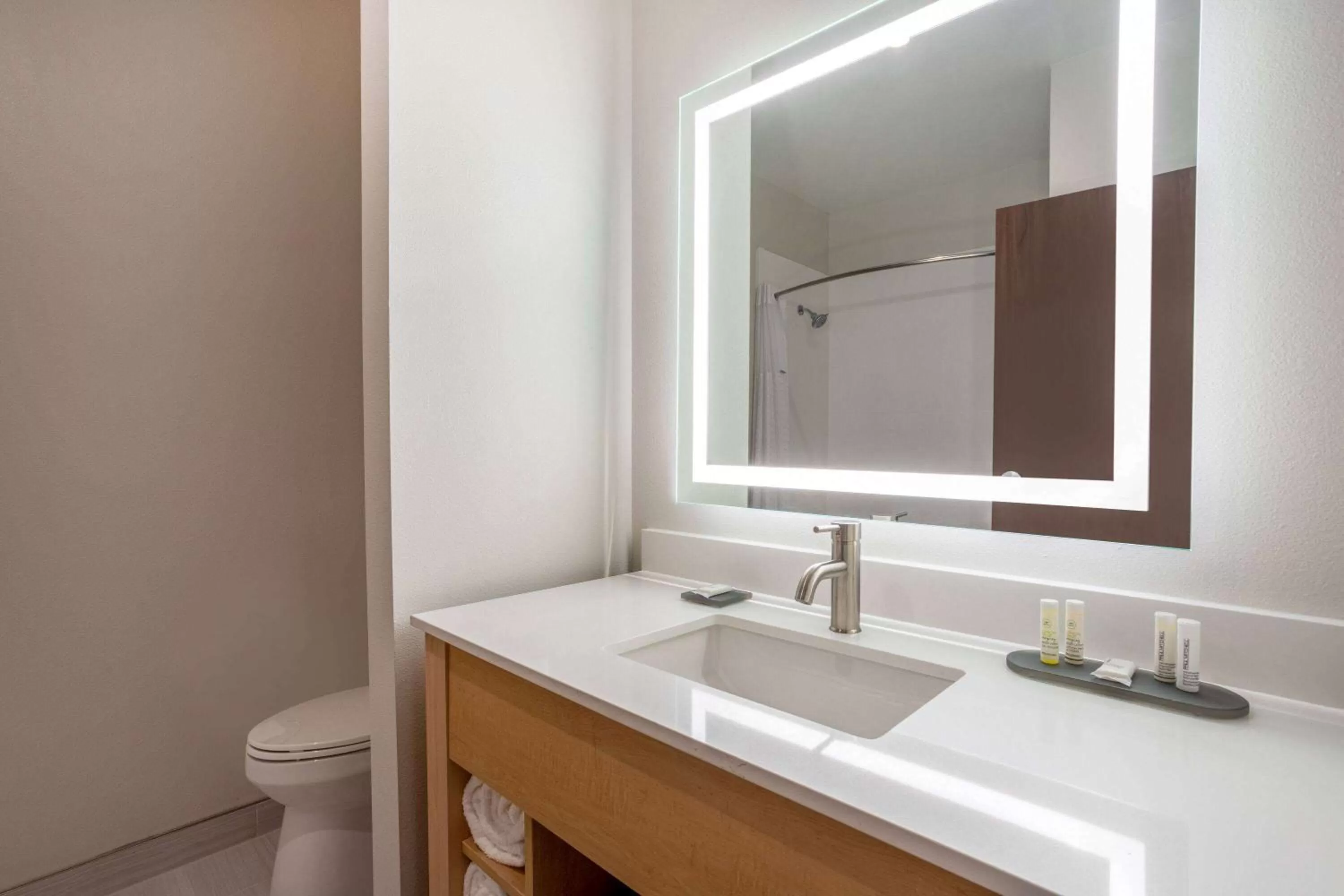 Bathroom in La Quinta Inn & Suites by Wyndham Pflugerville