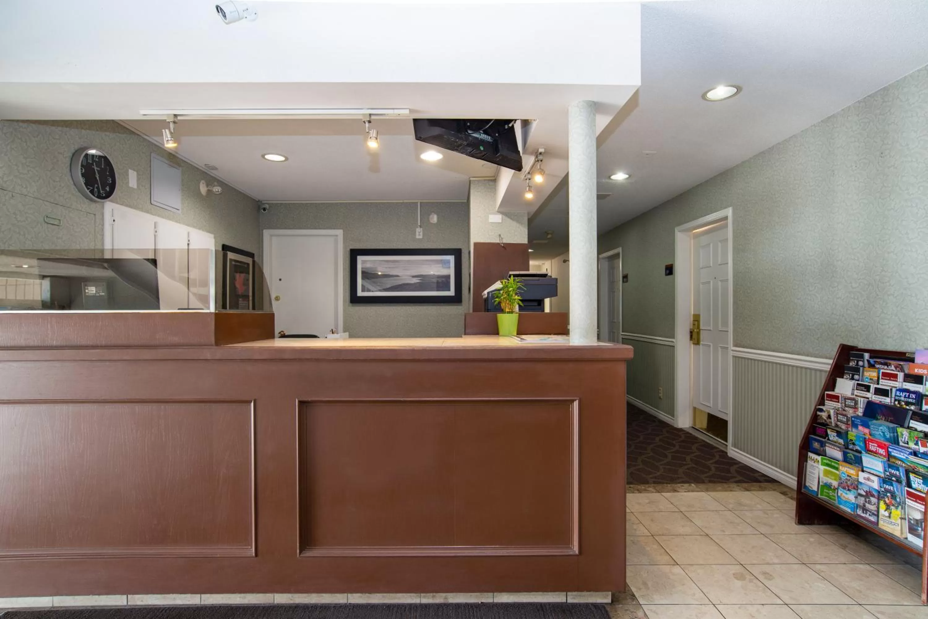 Lobby or reception in Sandman Inn Kamloops