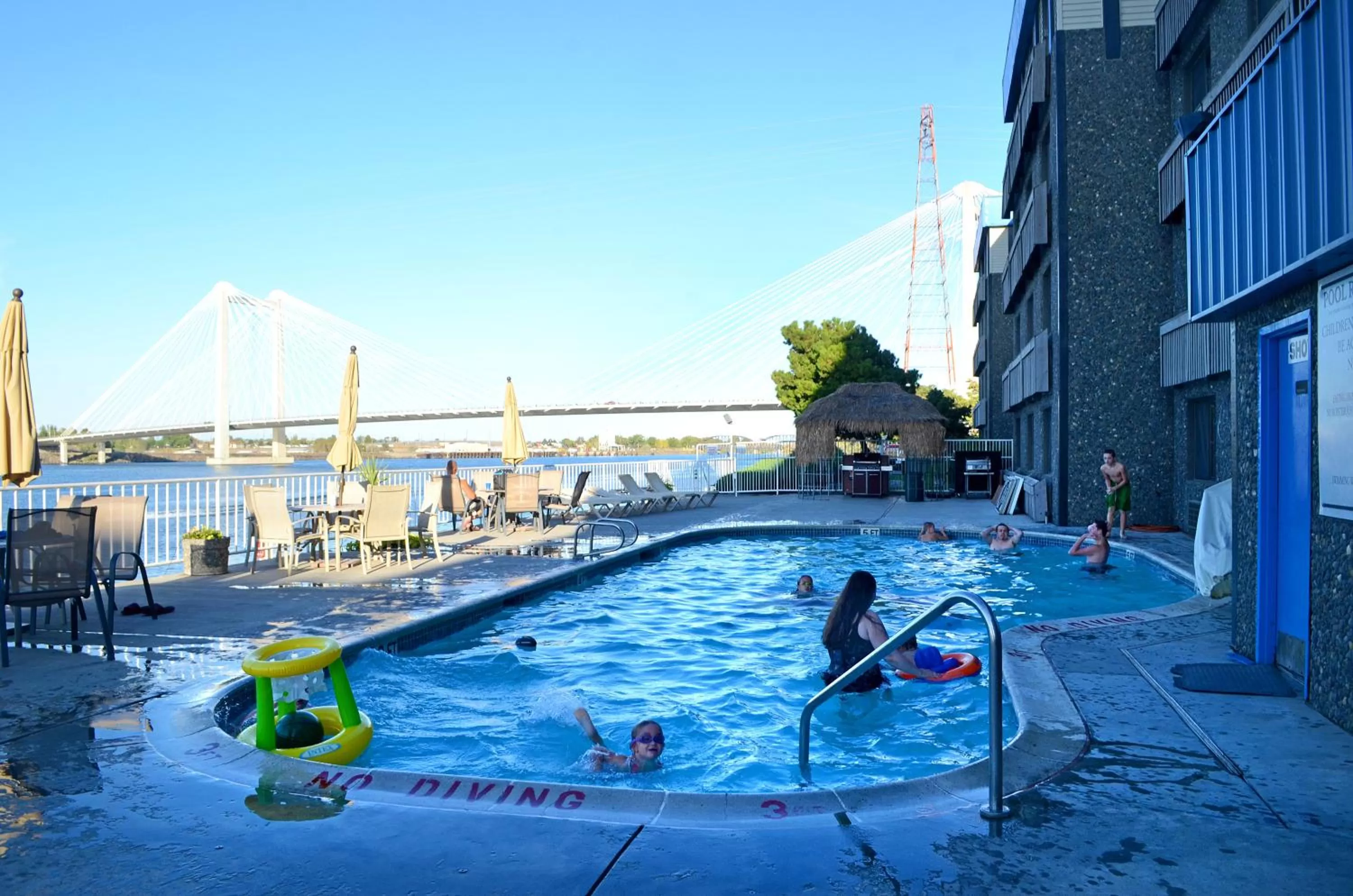 Swimming pool in Clover Island Inn