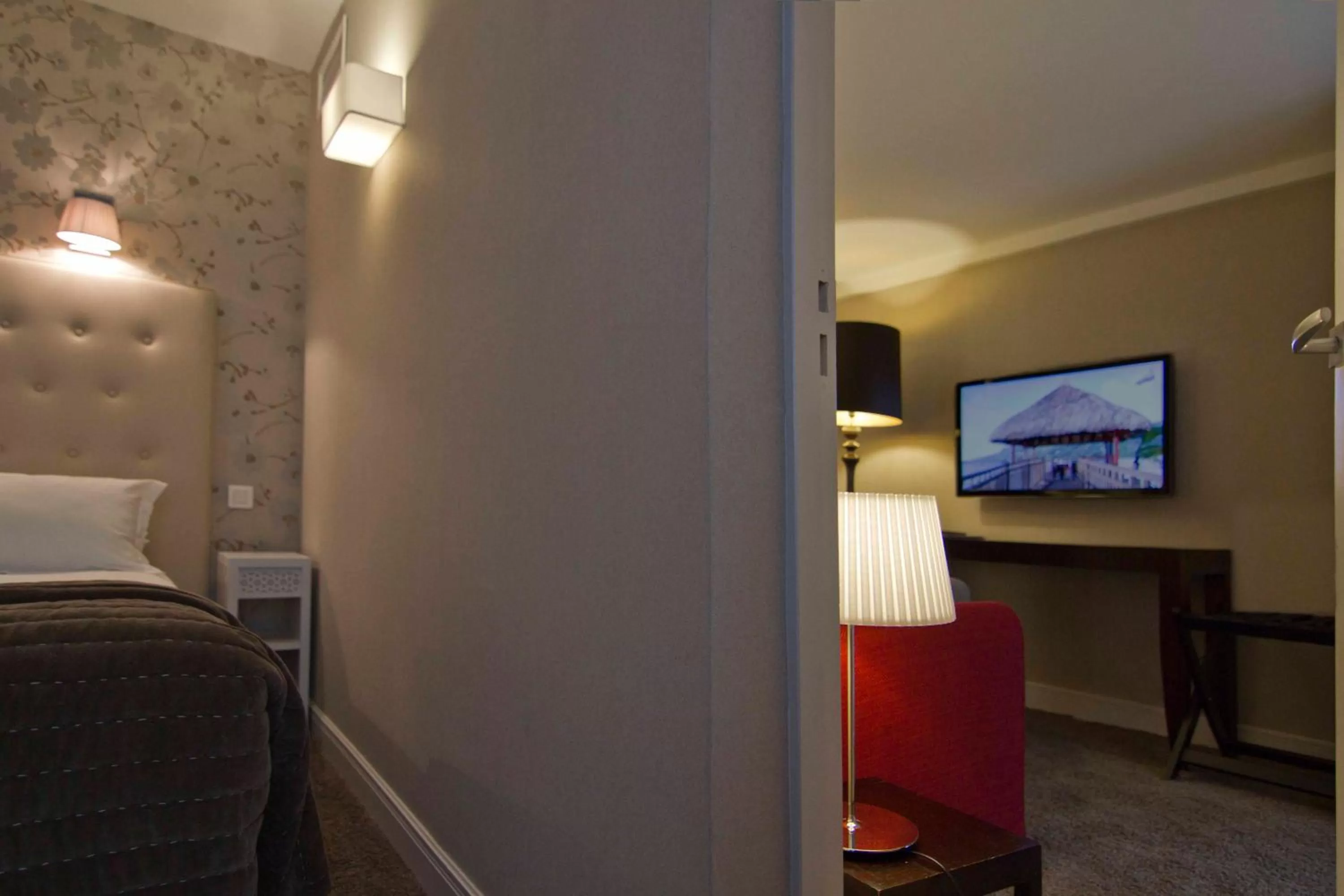 Communal lounge/ TV room, Bed in Hôtel Plaza Étoile