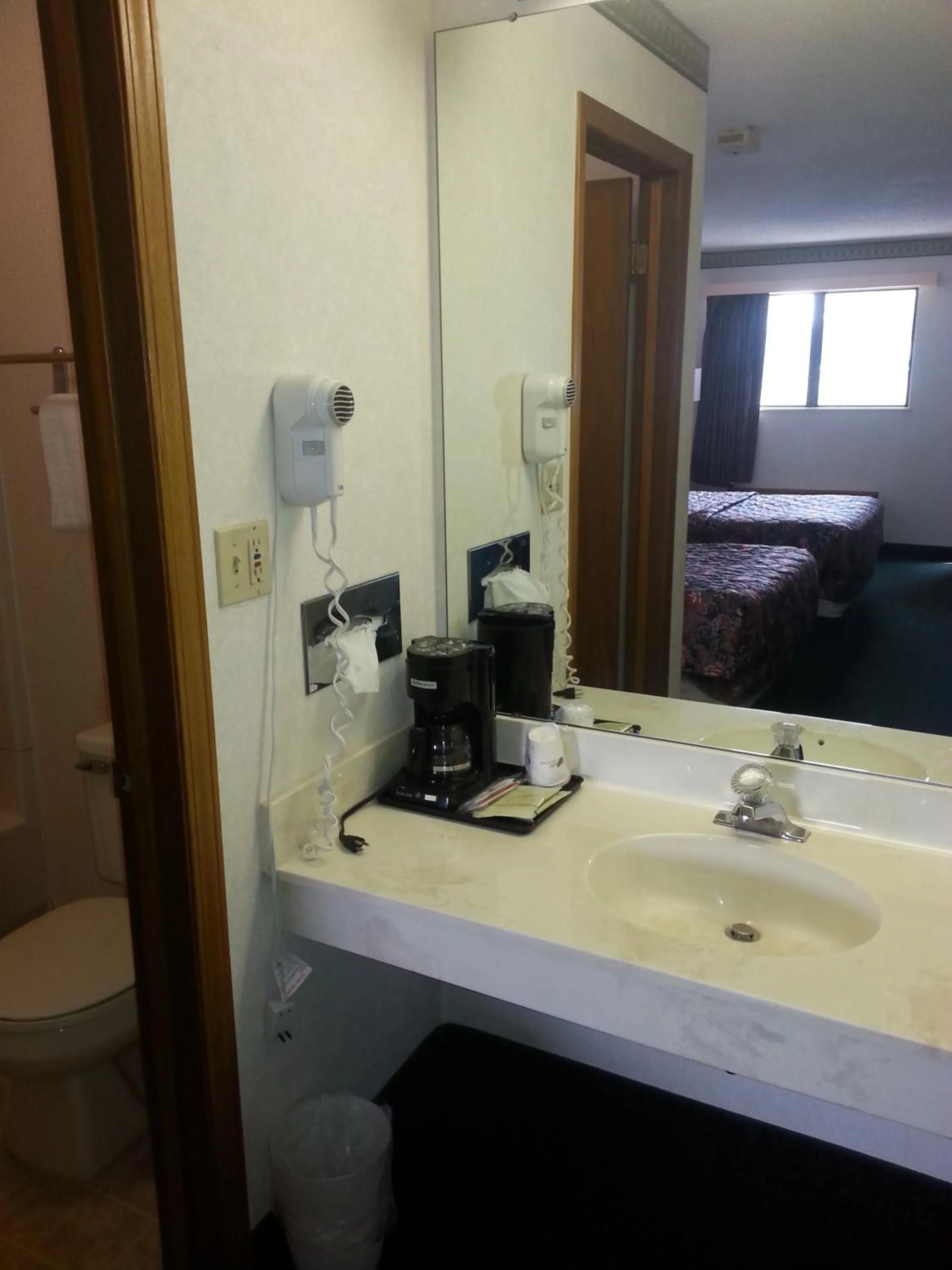 Drinks, Bed in Days Inn by Wyndham Maumee/Toledo