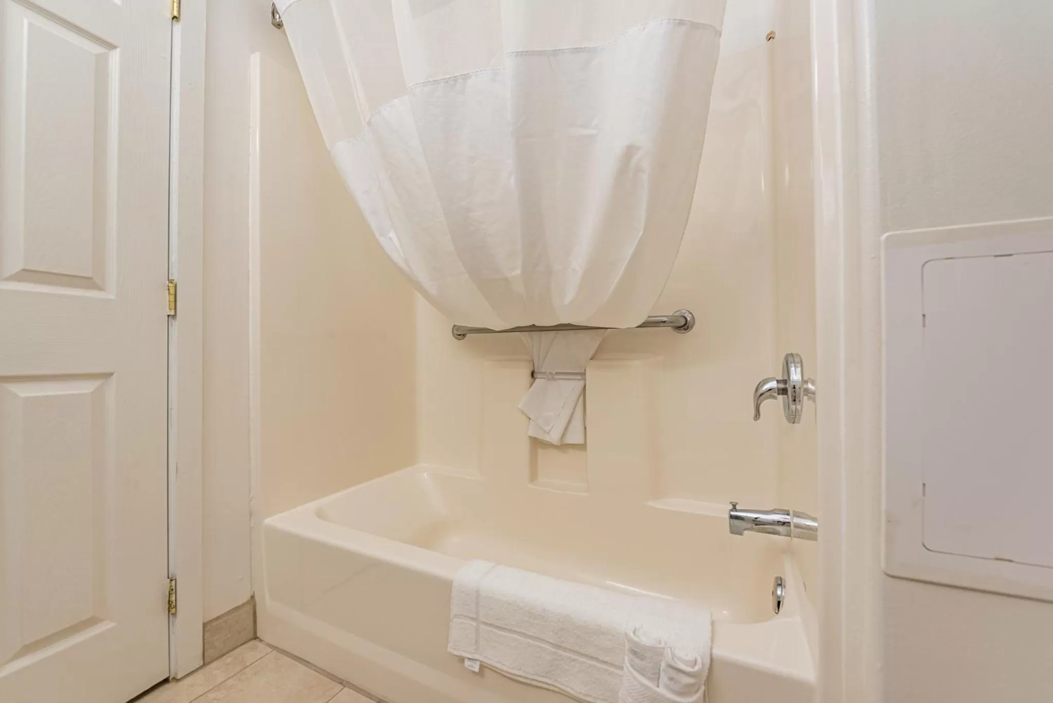 Bathroom in Sundowner Motel Sequim