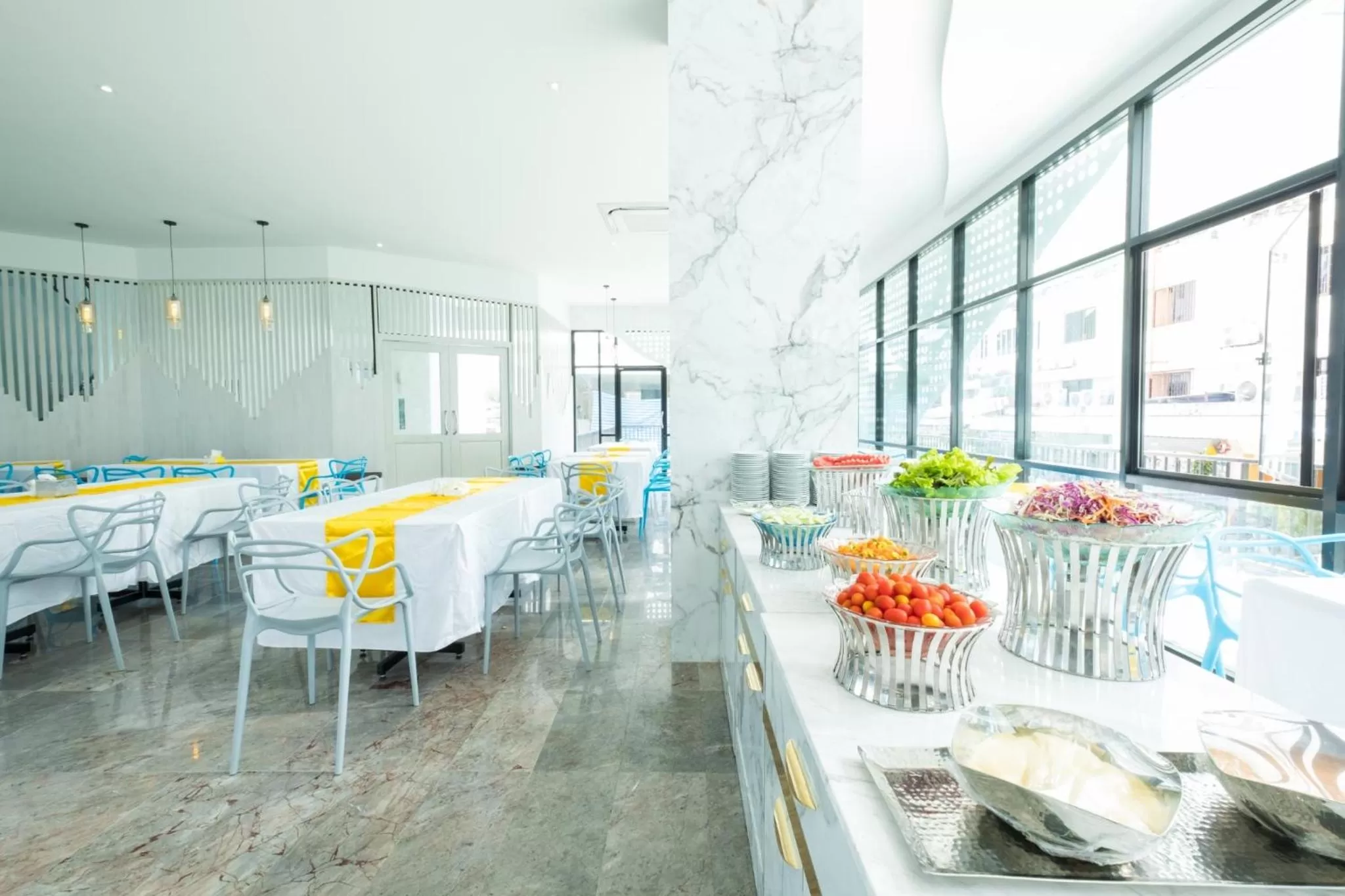 Restaurant/places to eat in P Plus Hotel