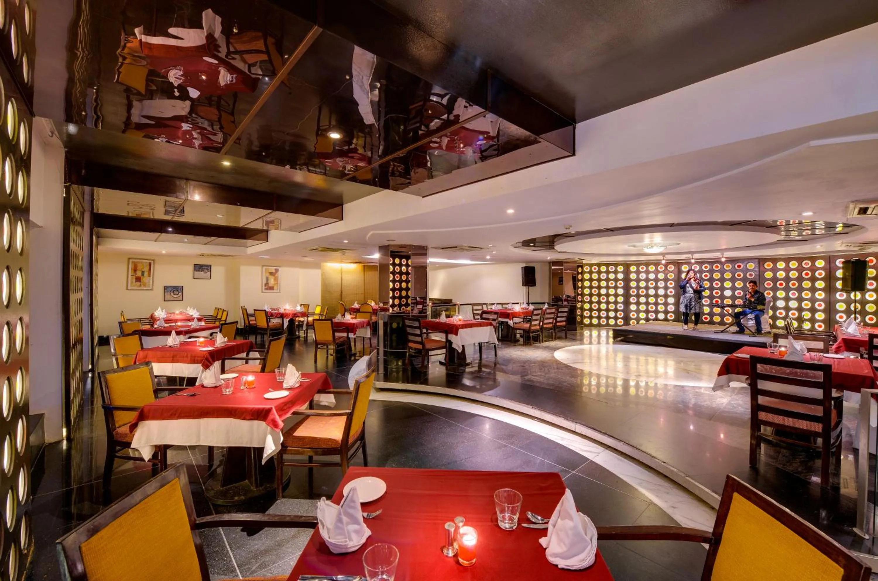 Lounge or bar in Pride Plaza Hotel, Ahmedabad