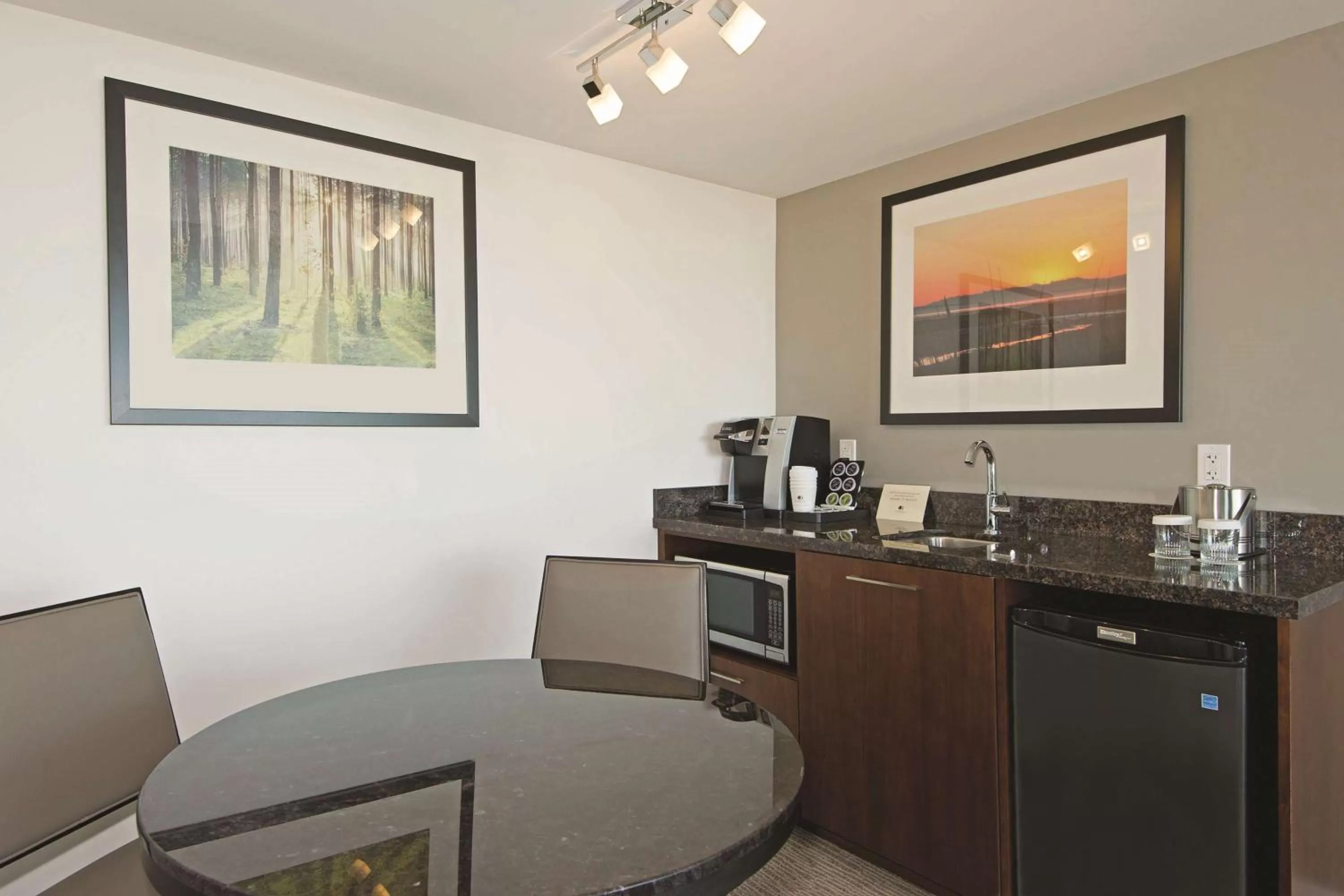 Kitchen or kitchenette in DoubleTree by Hilton Hotel & Suites Victoria