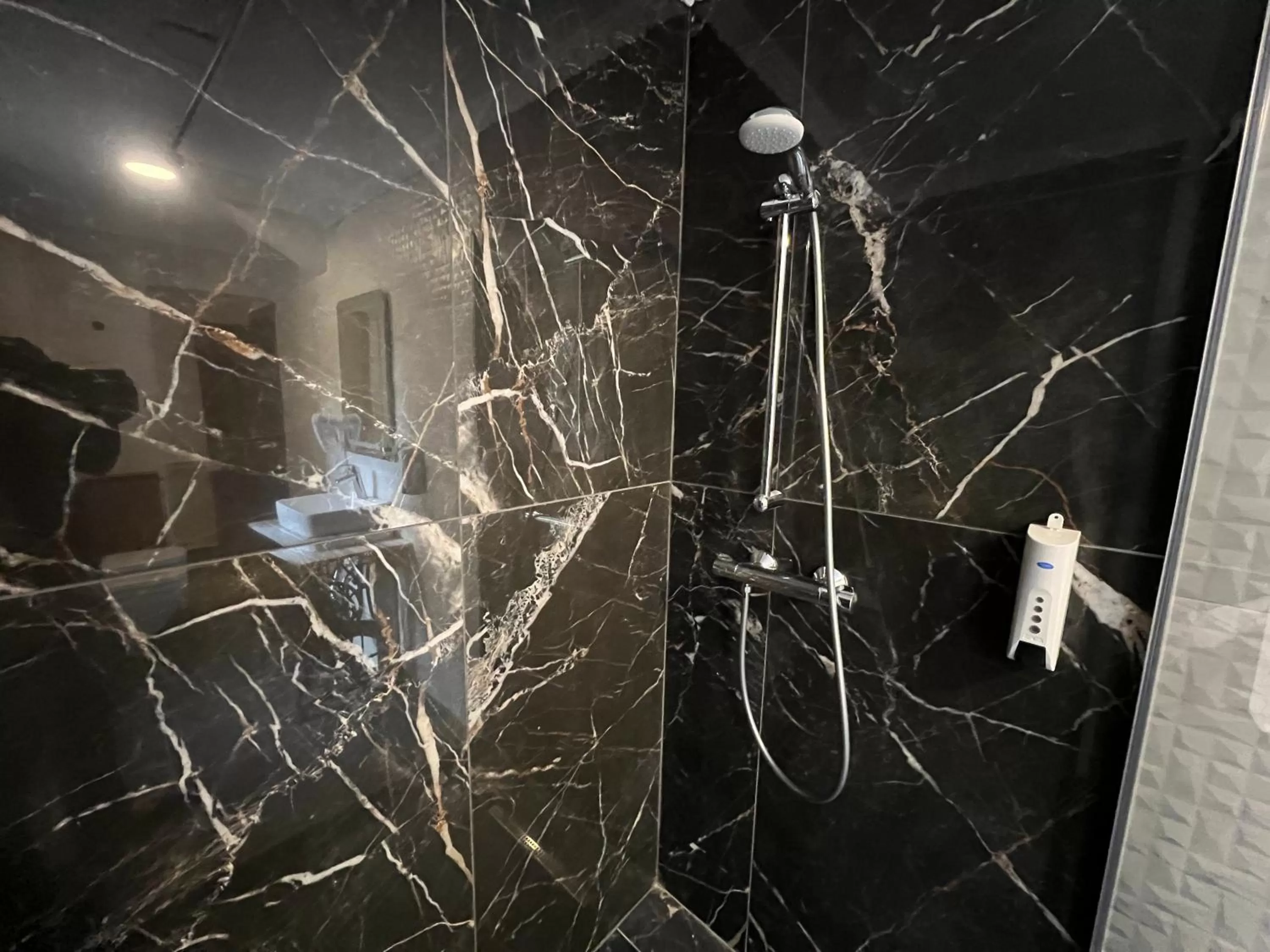 Bathroom in Hotel Boutique Cathedral Plaza Residences room for rent downtown