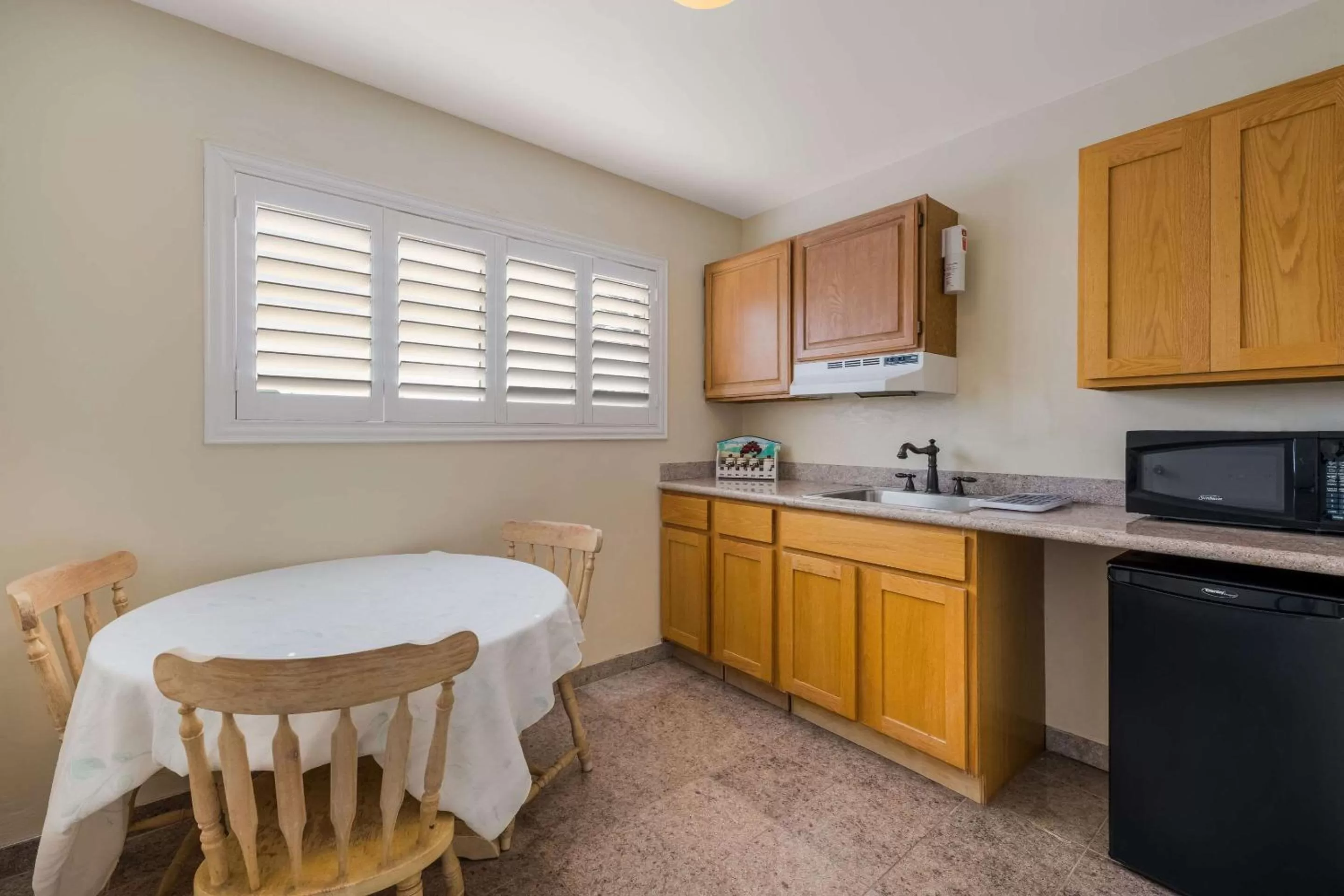 Kitchen or kitchenette in Clarion Collection Carmel Oaks Inn