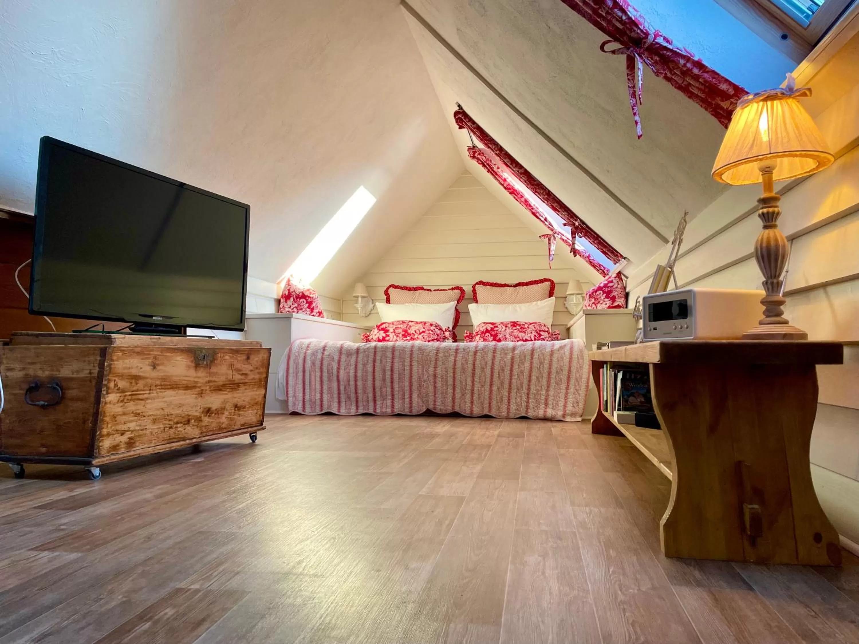 Bedroom, TV/Entertainment Center in Weißt Du noch - Gästehäuser & Suiten