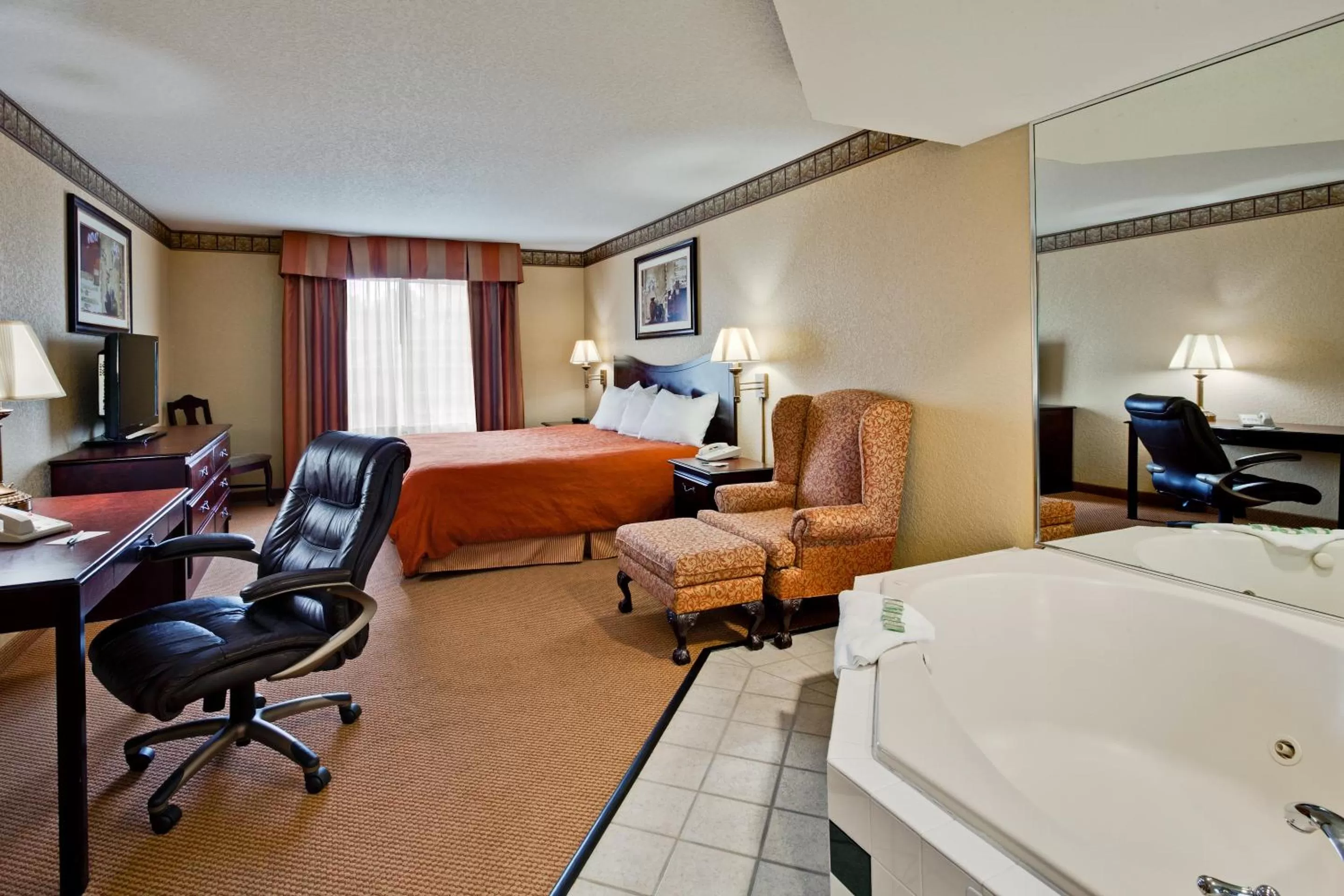 Photo of the whole room, Bed in Country Inn & Suites by Radisson, Hot Springs, AR