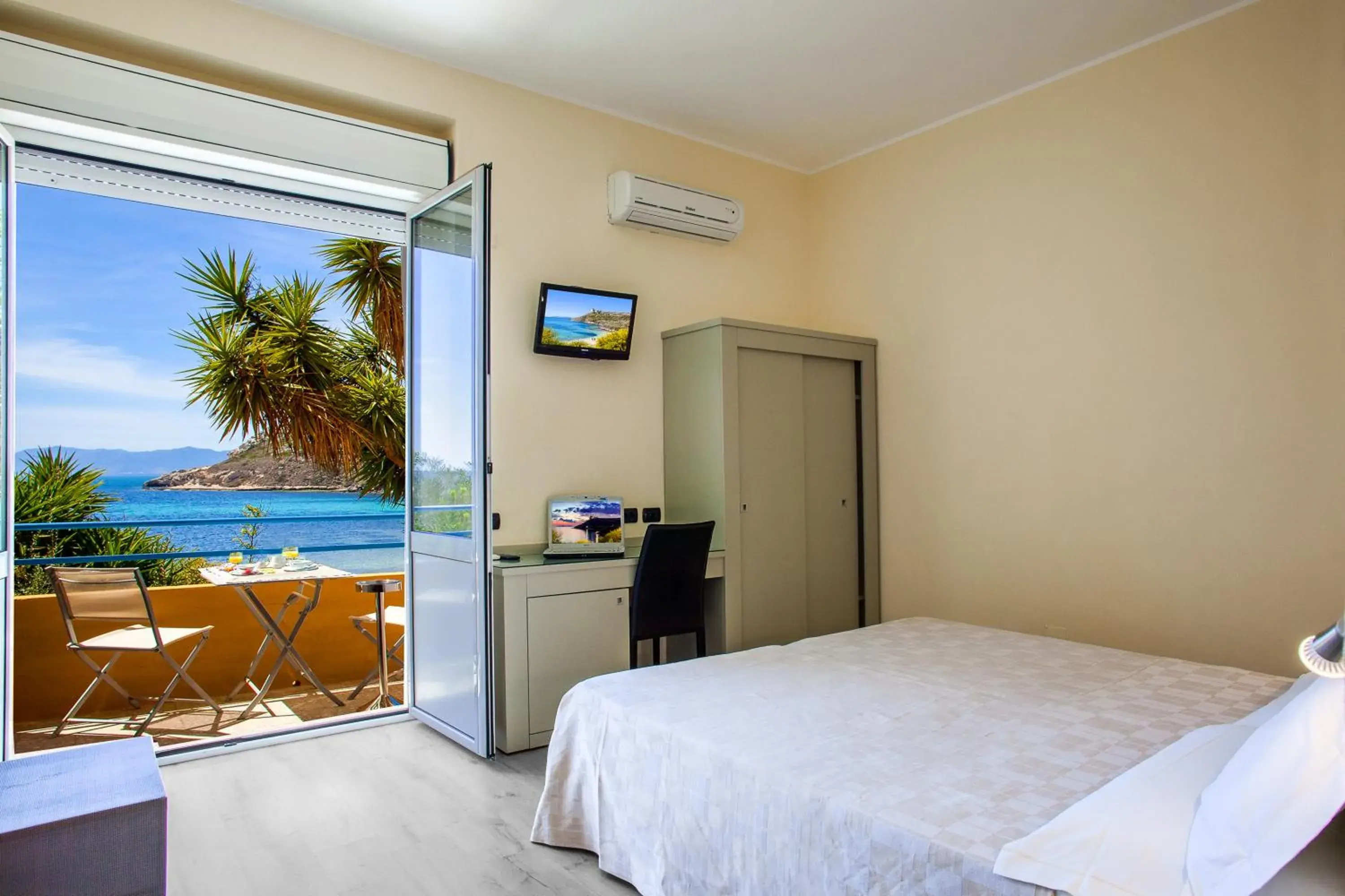 Deluxe Double or Twin Room with Sea View in Hotel Calamosca Deluxe Double or Twin Room with Sea View in Hotel Calamosca