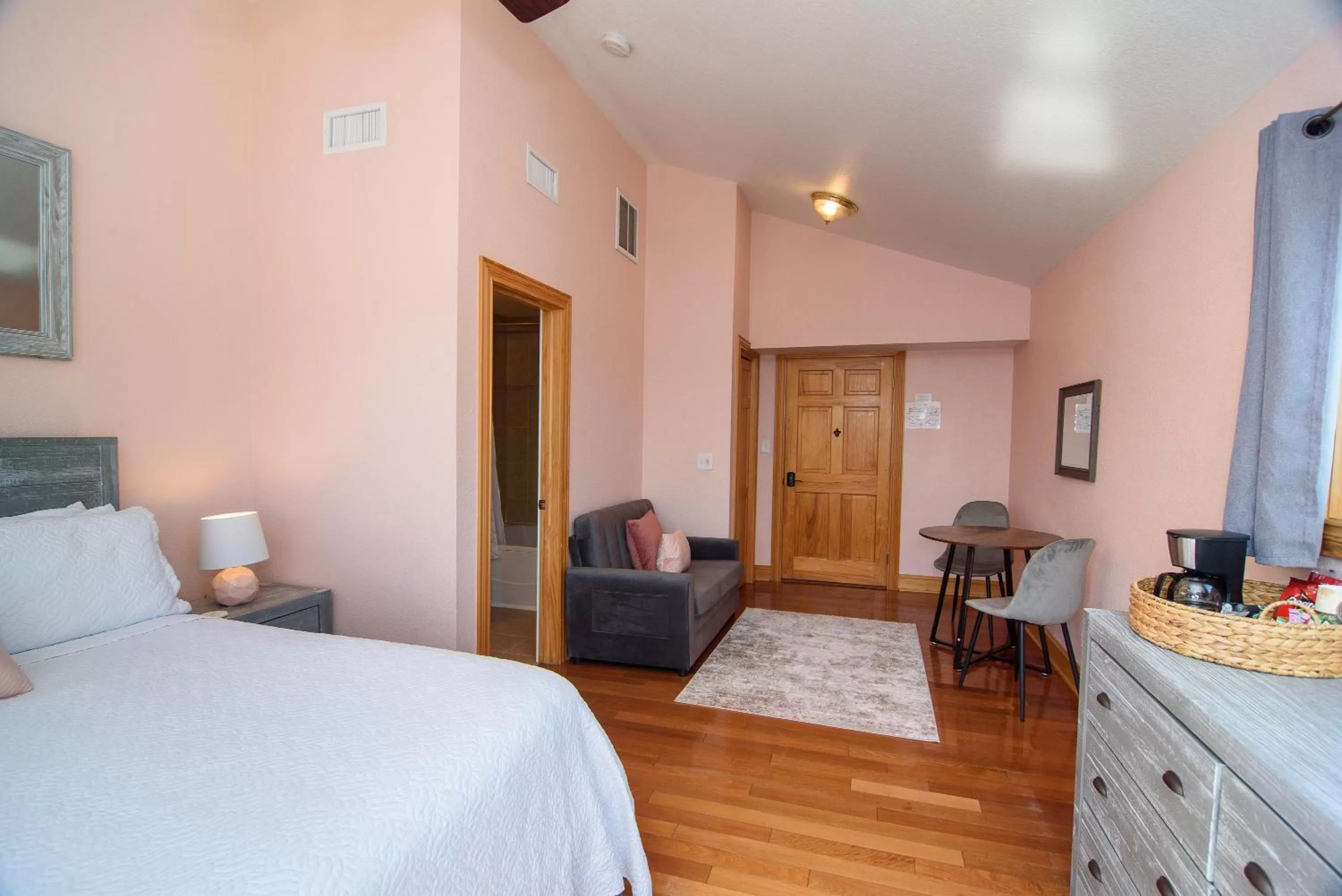 Photo of the whole room, Bed in The Inn on Pamlico Sound