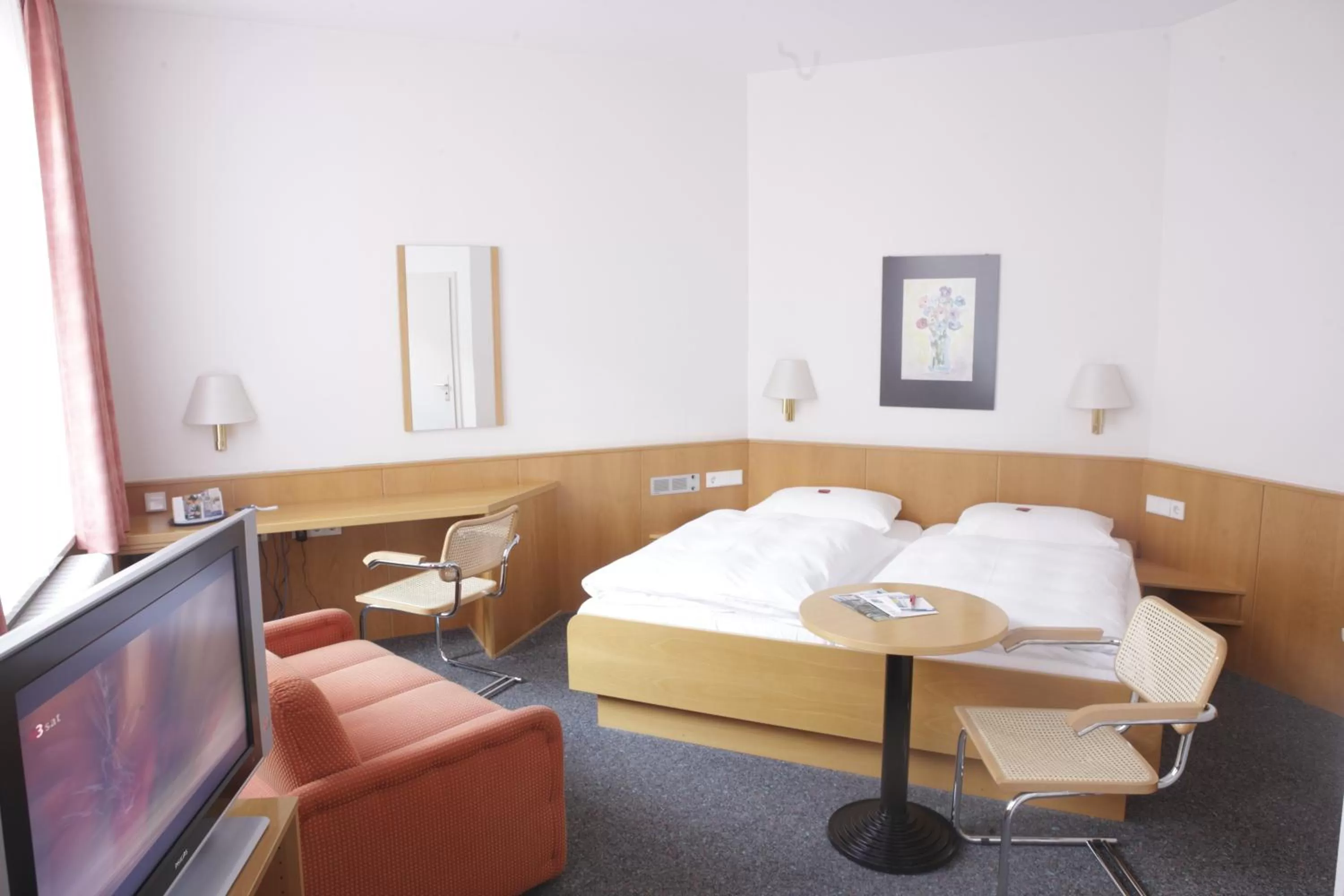 Photo of the whole room in Hotel Berliner Hof by Coffee Fellows Hotels