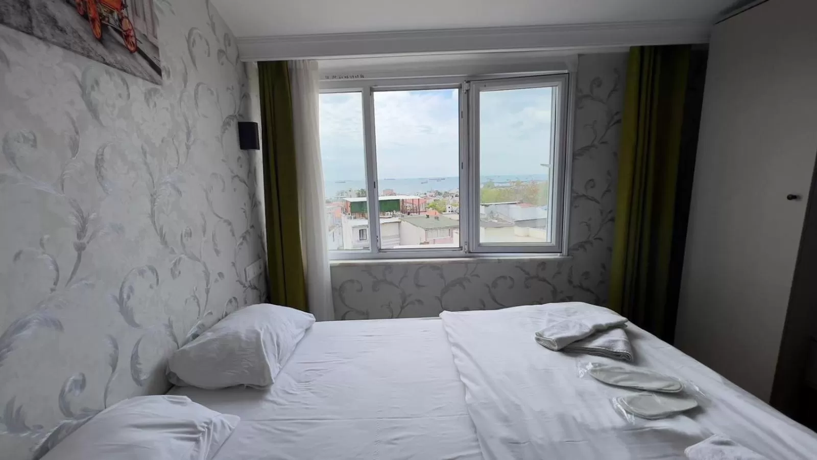 View (from property/room), Bed in The Lola Hotel