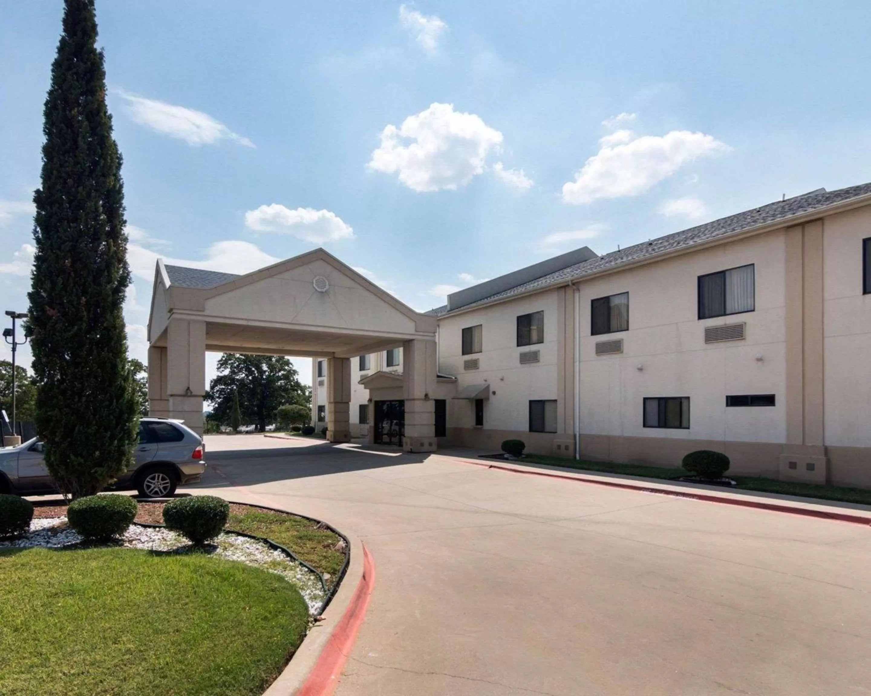 Property building in Econo Lodge Weatherford