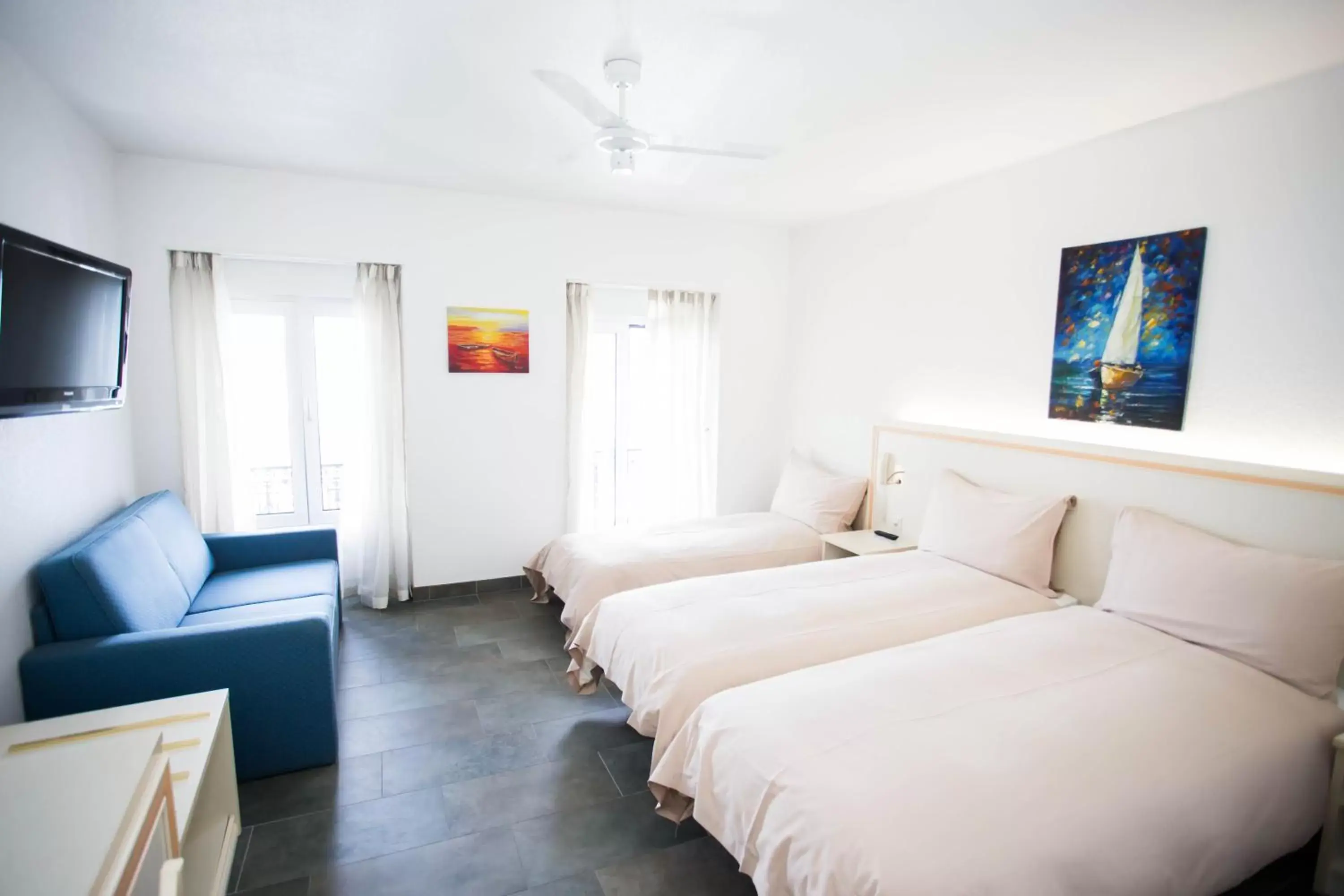 Business Triple Room in Hôtel du Port Business Triple Room in Hôtel du Port