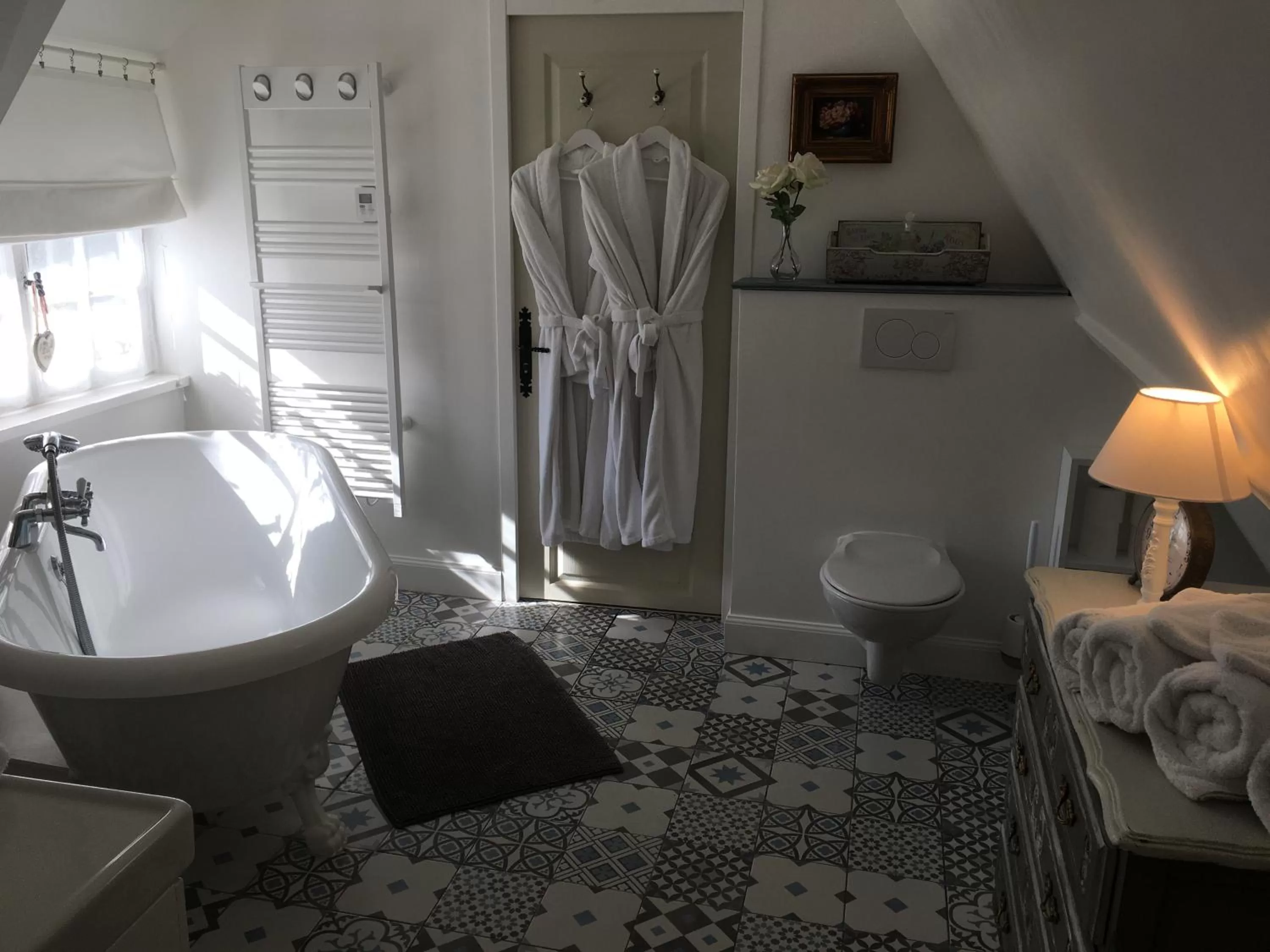 Bathroom, Bed in La Romance et la Romanesque
