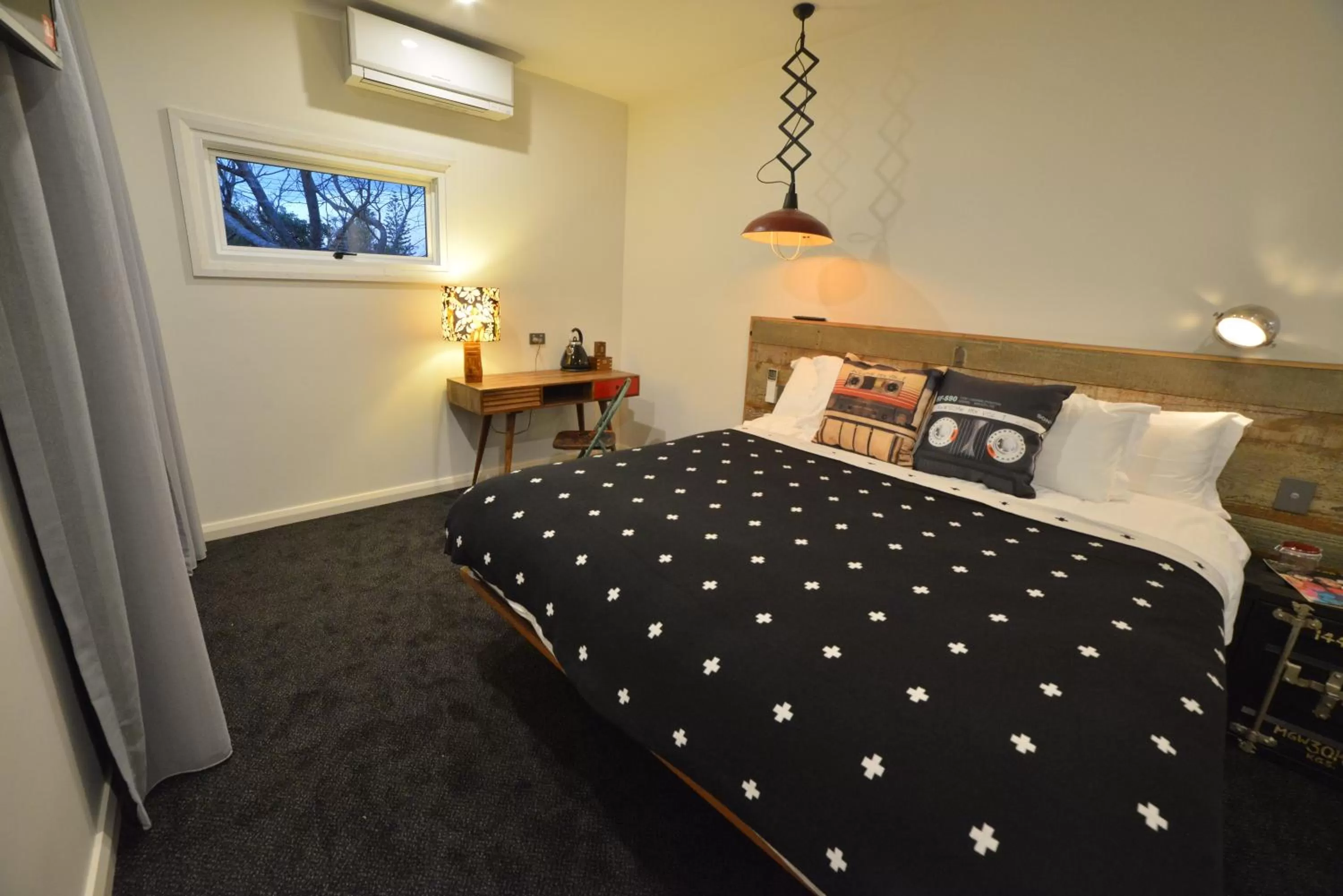 Bedroom, Bed in Boogie Woogie Beach House