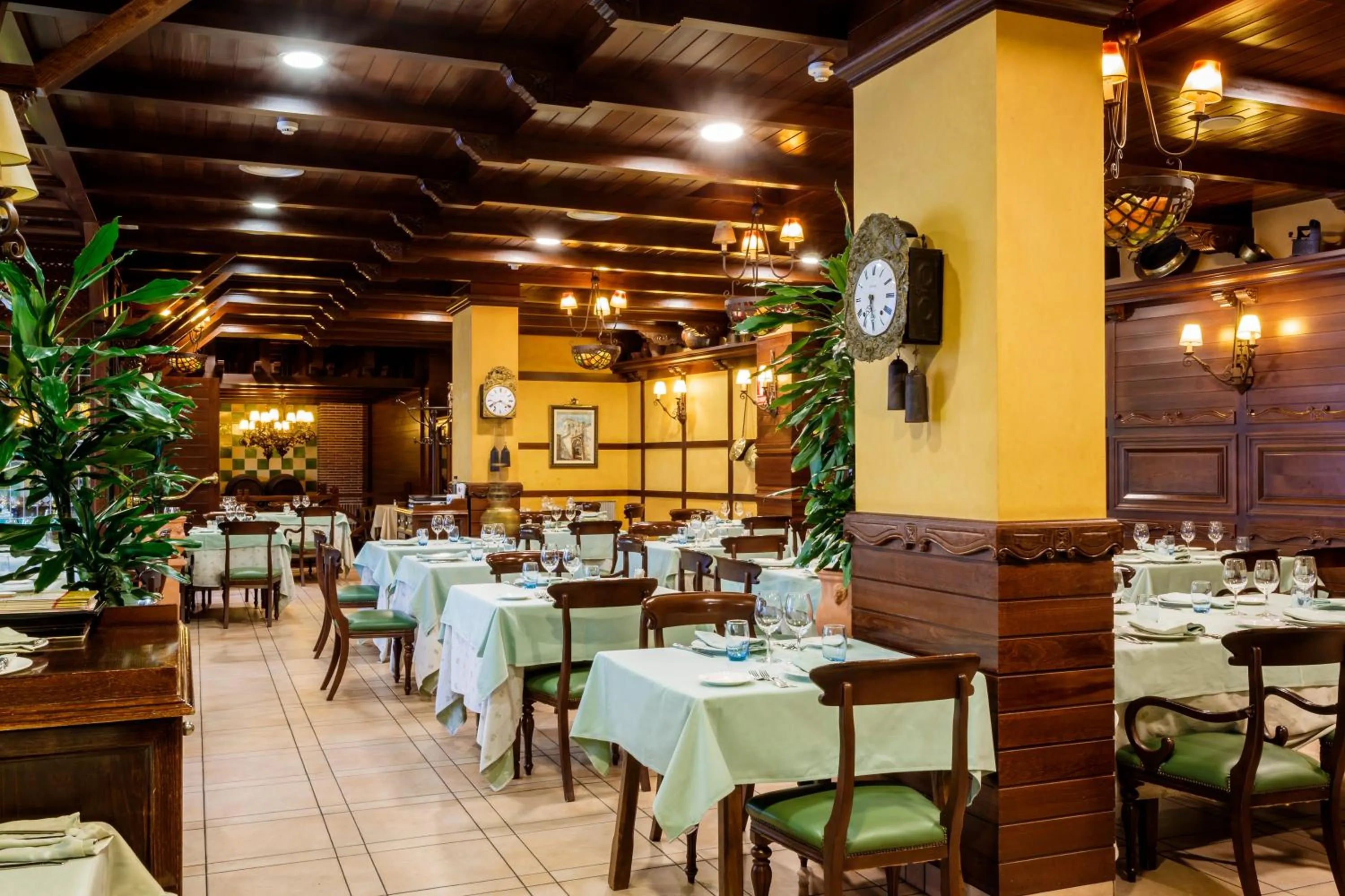 Restaurant/places to eat in Hotel Azofra