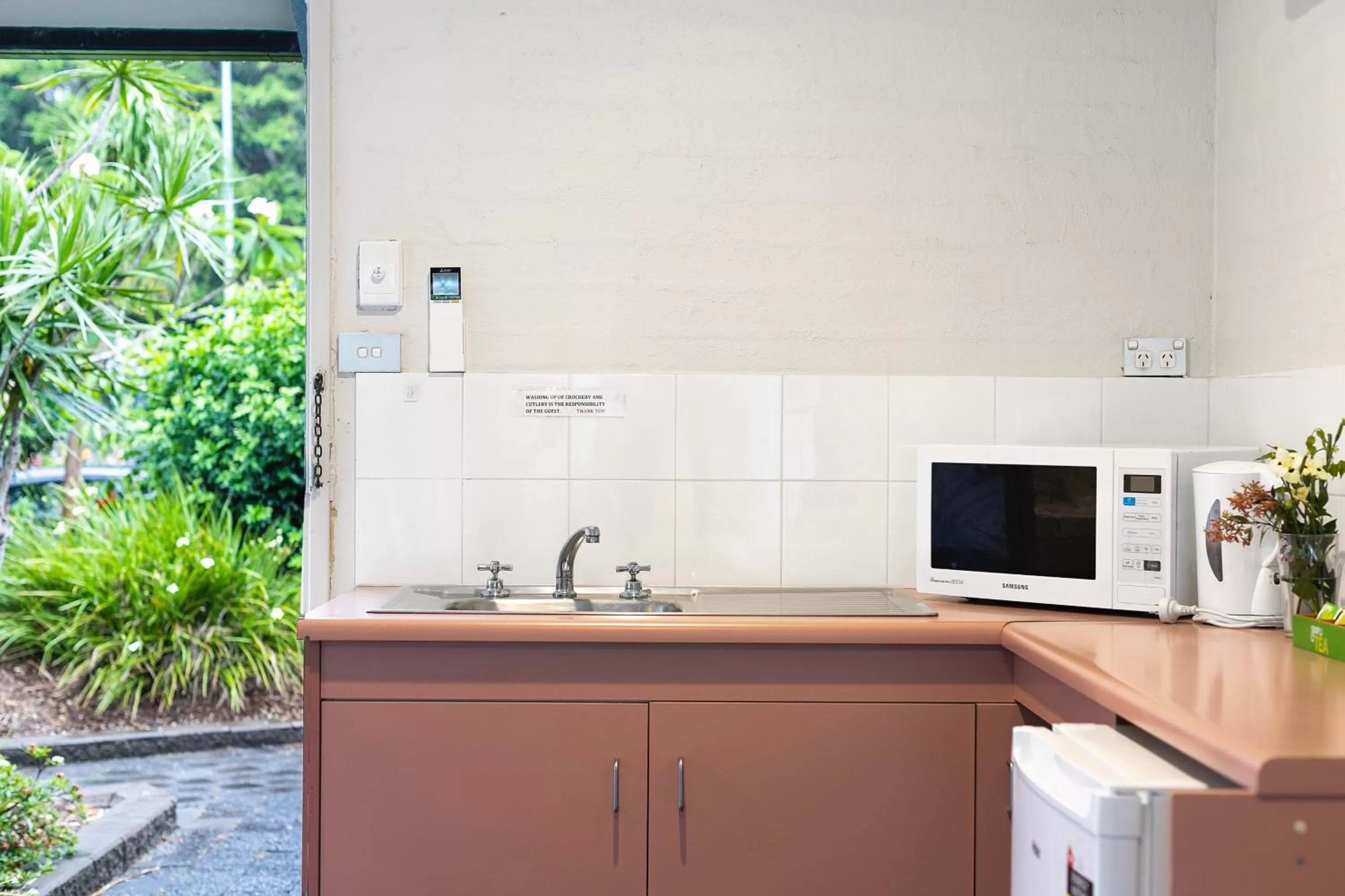 Kitchen or kitchenette in The Park Hotel Motel, Suffolk Park