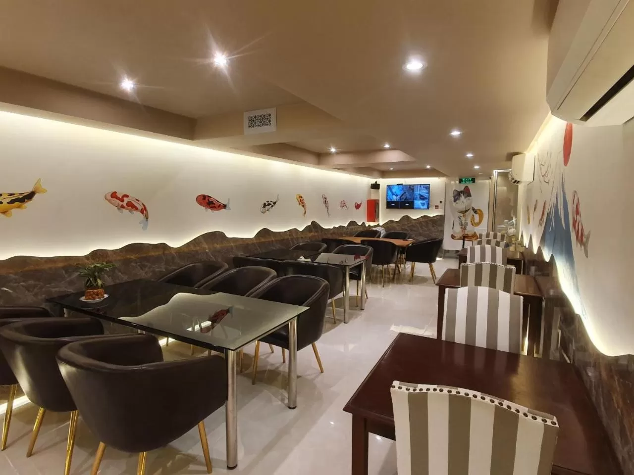 Restaurant/places to eat in Saigon By Night Luxury Hotel