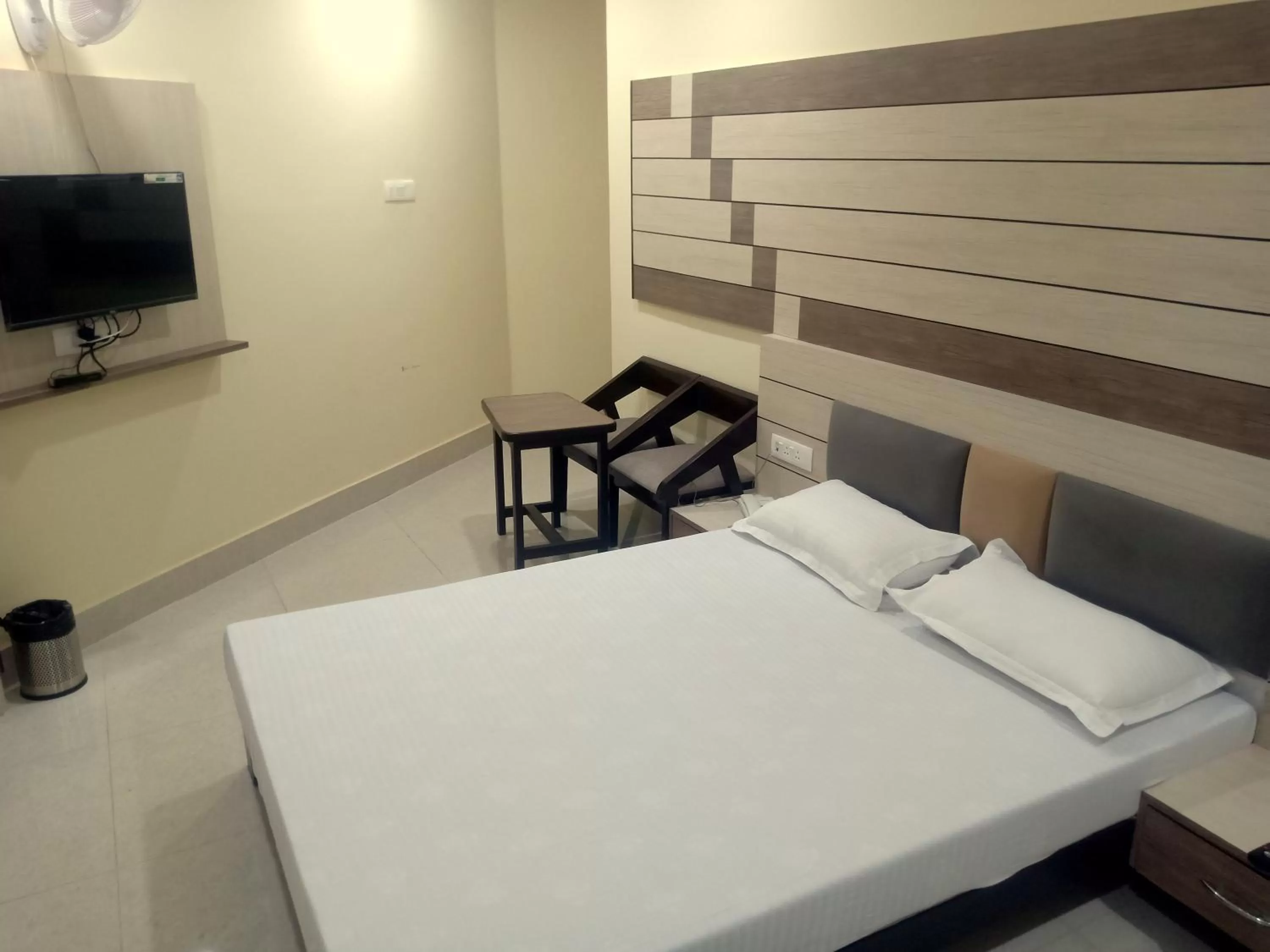 Bedroom, Bed in Hotel Shri Gourav