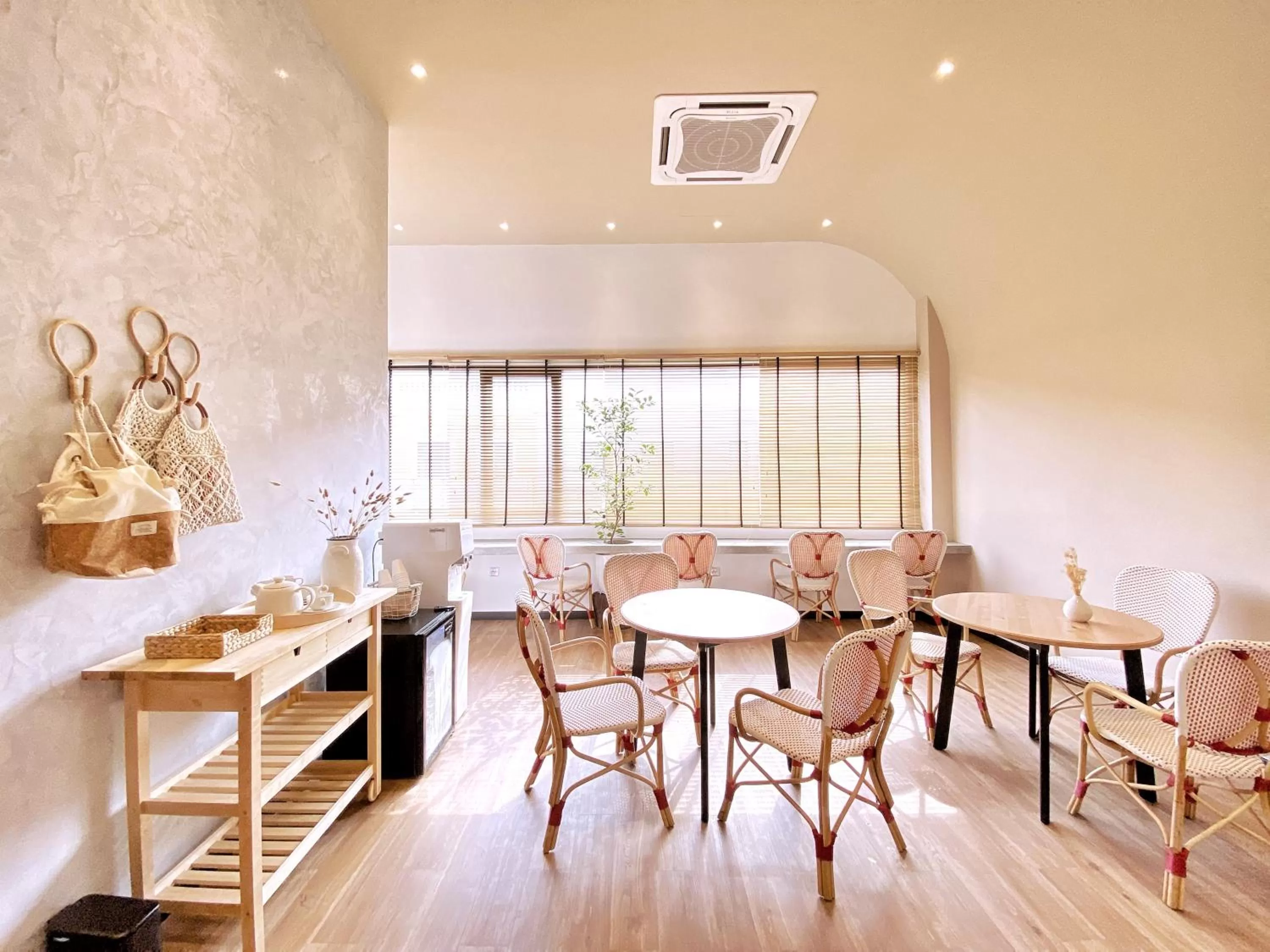 Seating area, Restaurant/Places to Eat in One Heritage Hotel