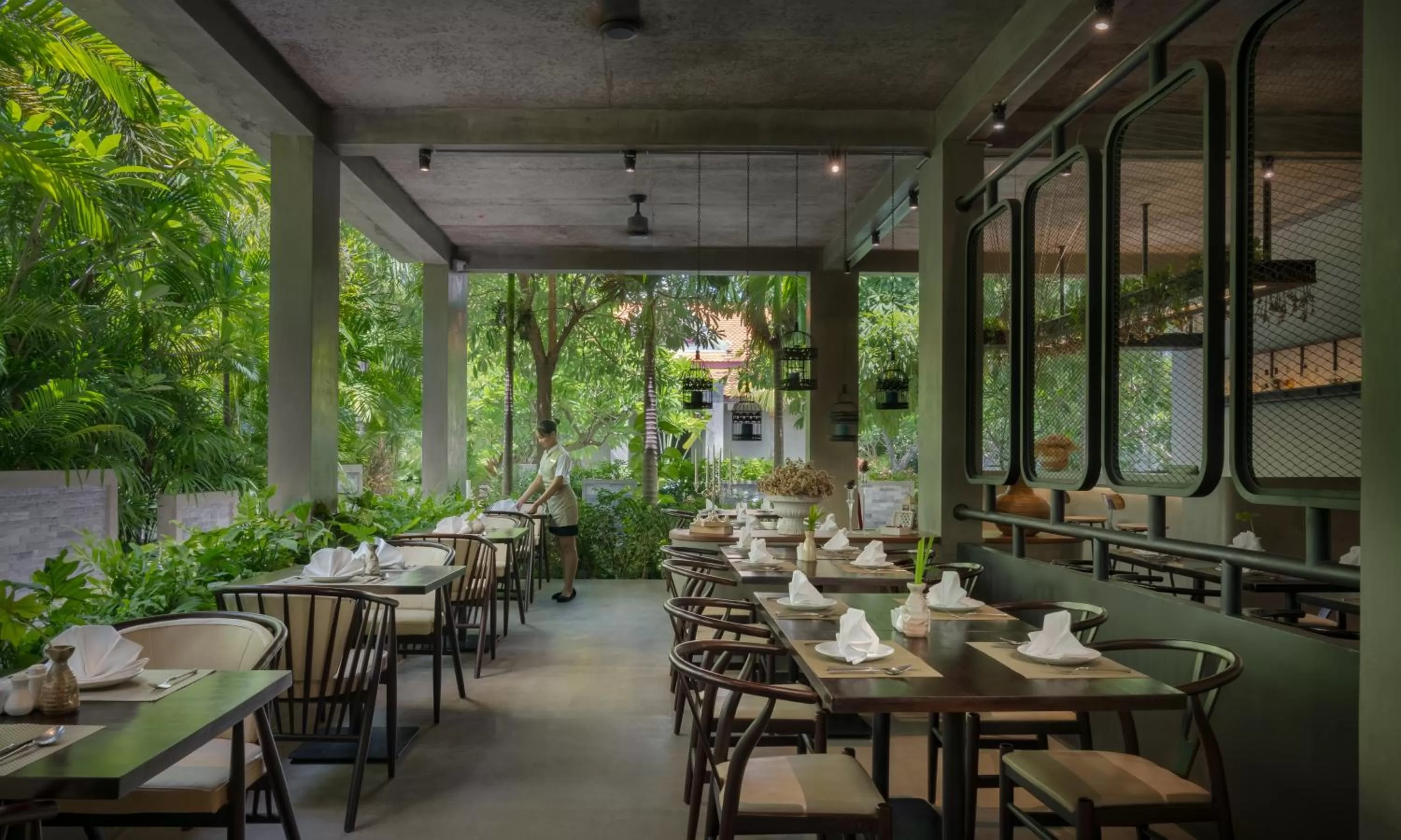 Restaurant/places to eat in Eightfold Urban Resort