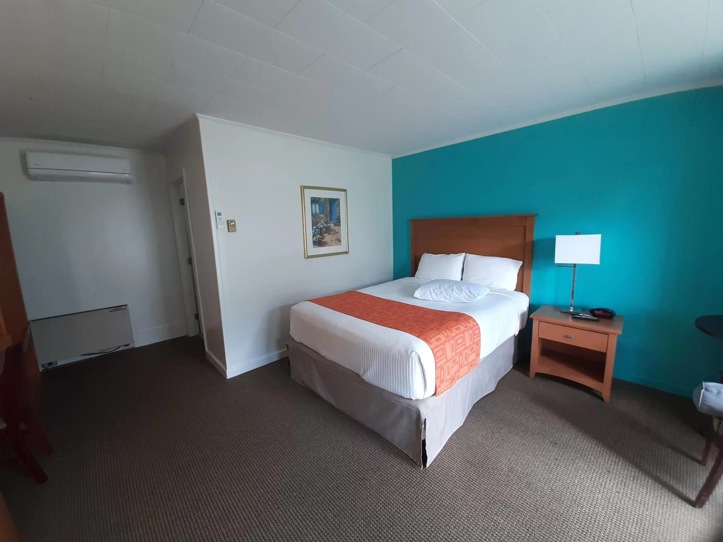 Bed in Howard Johnson by Wyndham Woodstock NB