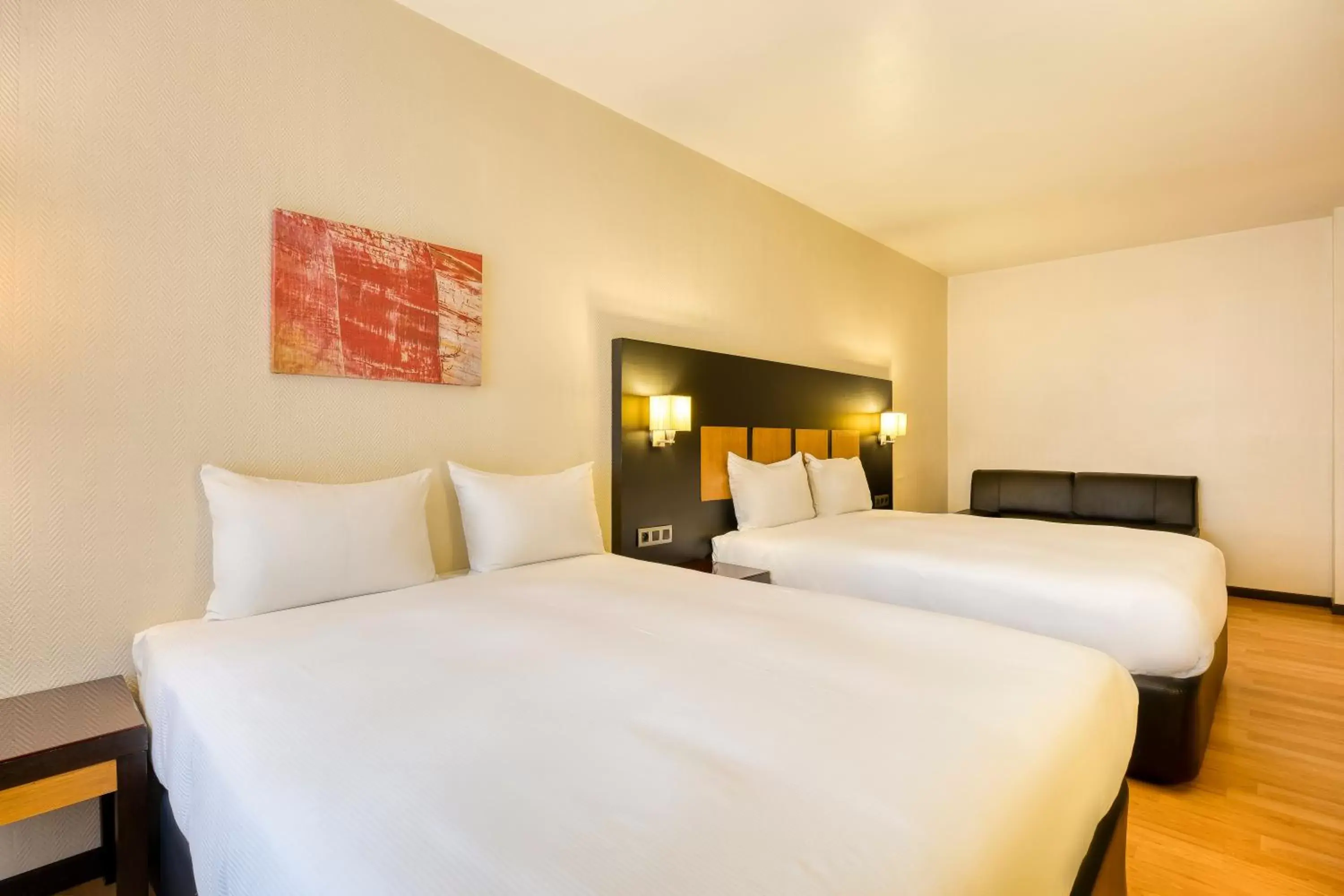 Standard Queen Room with Two Queen Beds in The President Brussels Hotel Standard Queen Room with Two Queen Beds in The President Brussels Hotel