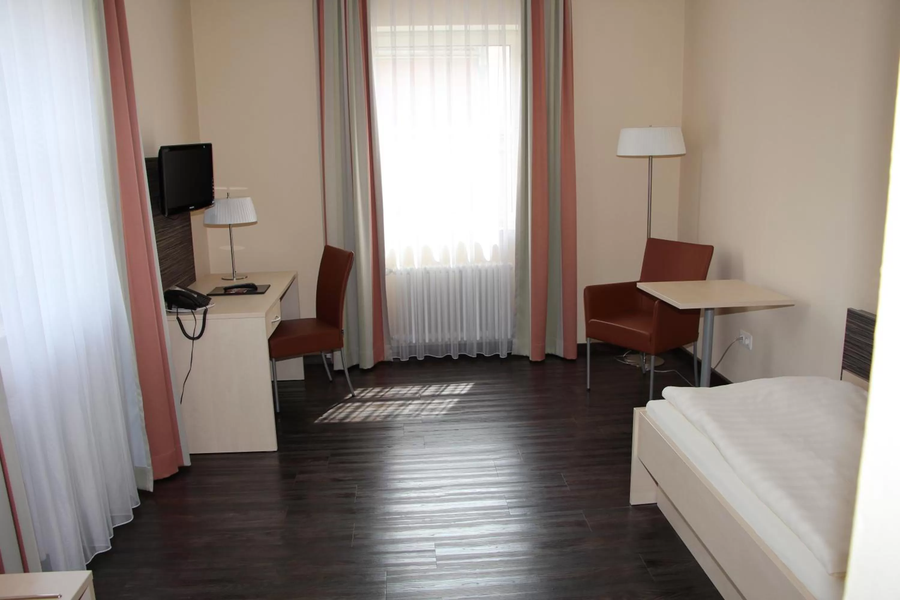 Bed in Gästehaus der Katholischen Akademie