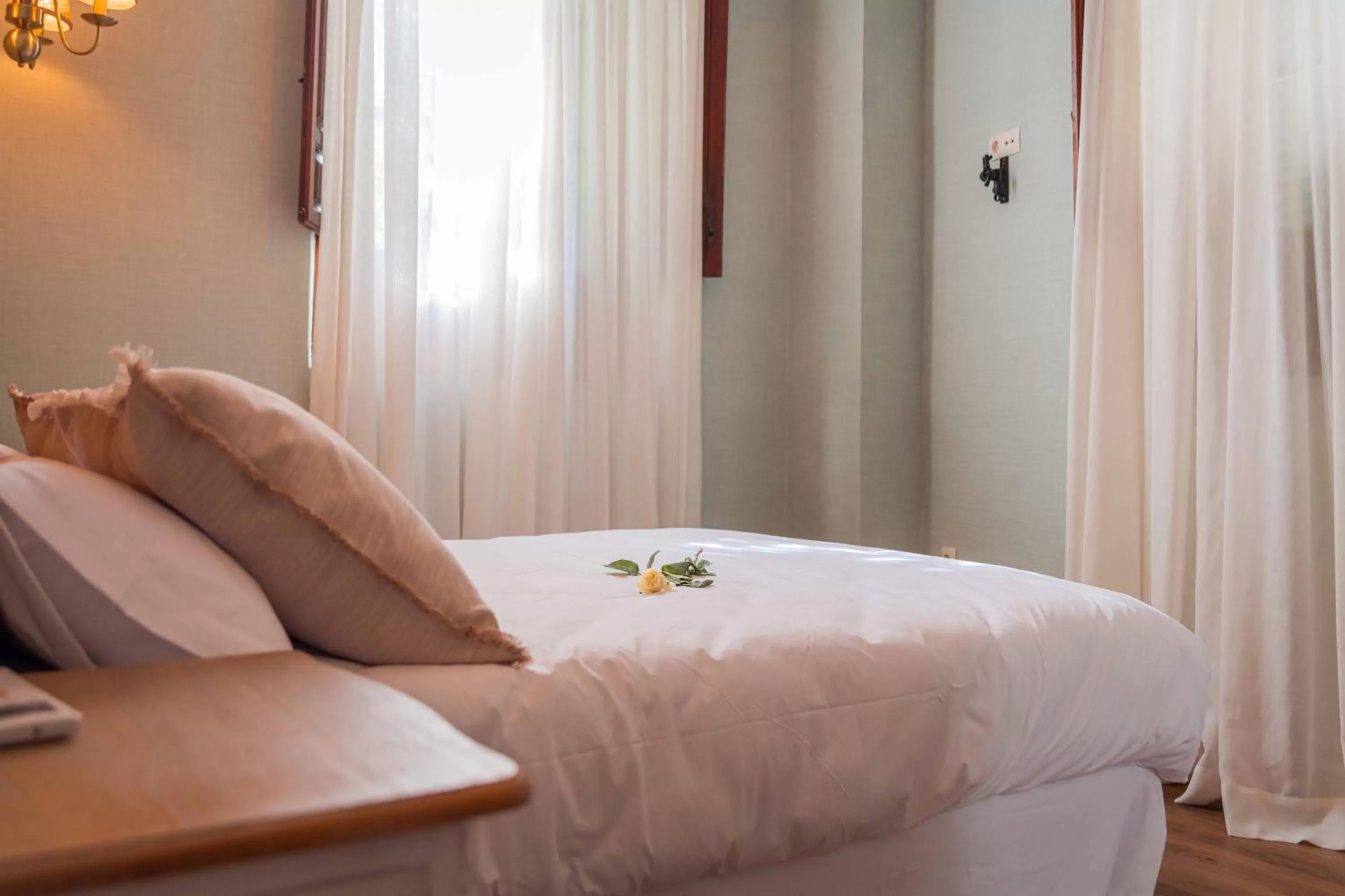 Photo of the whole room, Bed in CANDIL SUITE Realejo