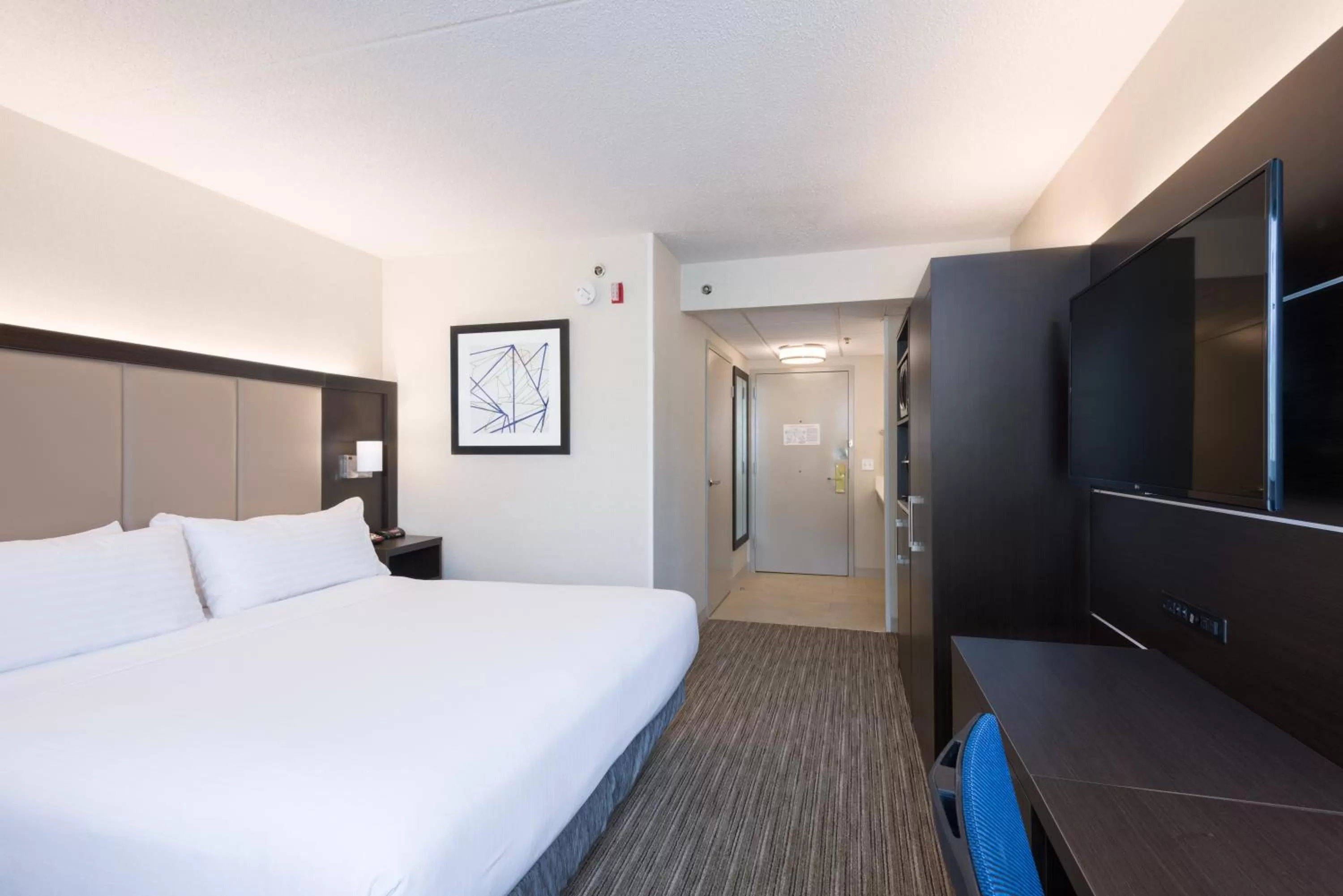 Photo of the whole room, Bed in Holiday Inn Express Ramsey Mahwah by IHG