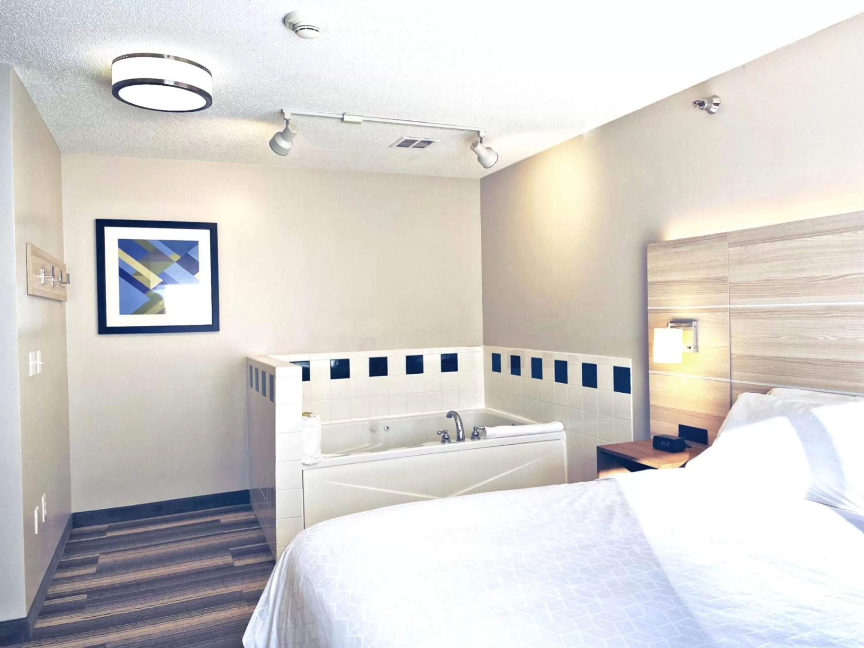 Bed in Holiday Inn Express Hotel & Suites Logansport by IHG