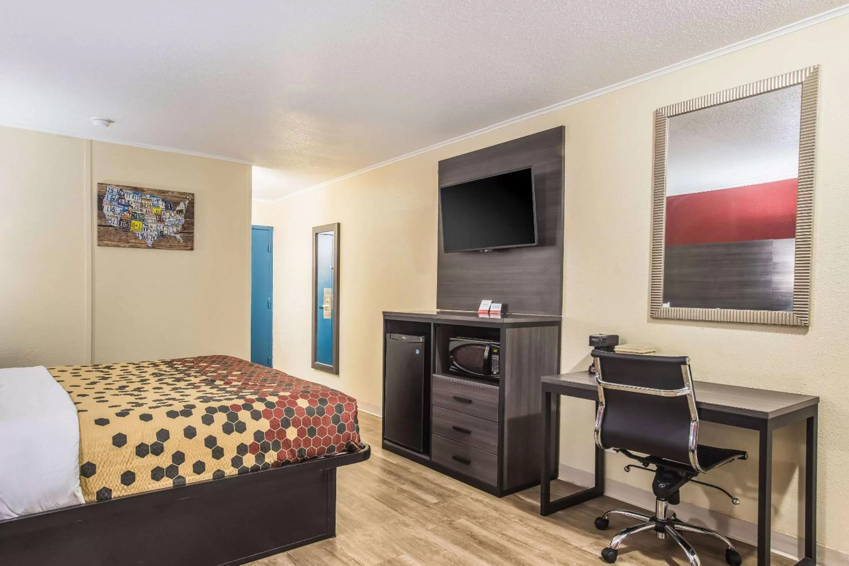 Photo of the whole room, Bed in Econo Lodge Garden City - Savannah