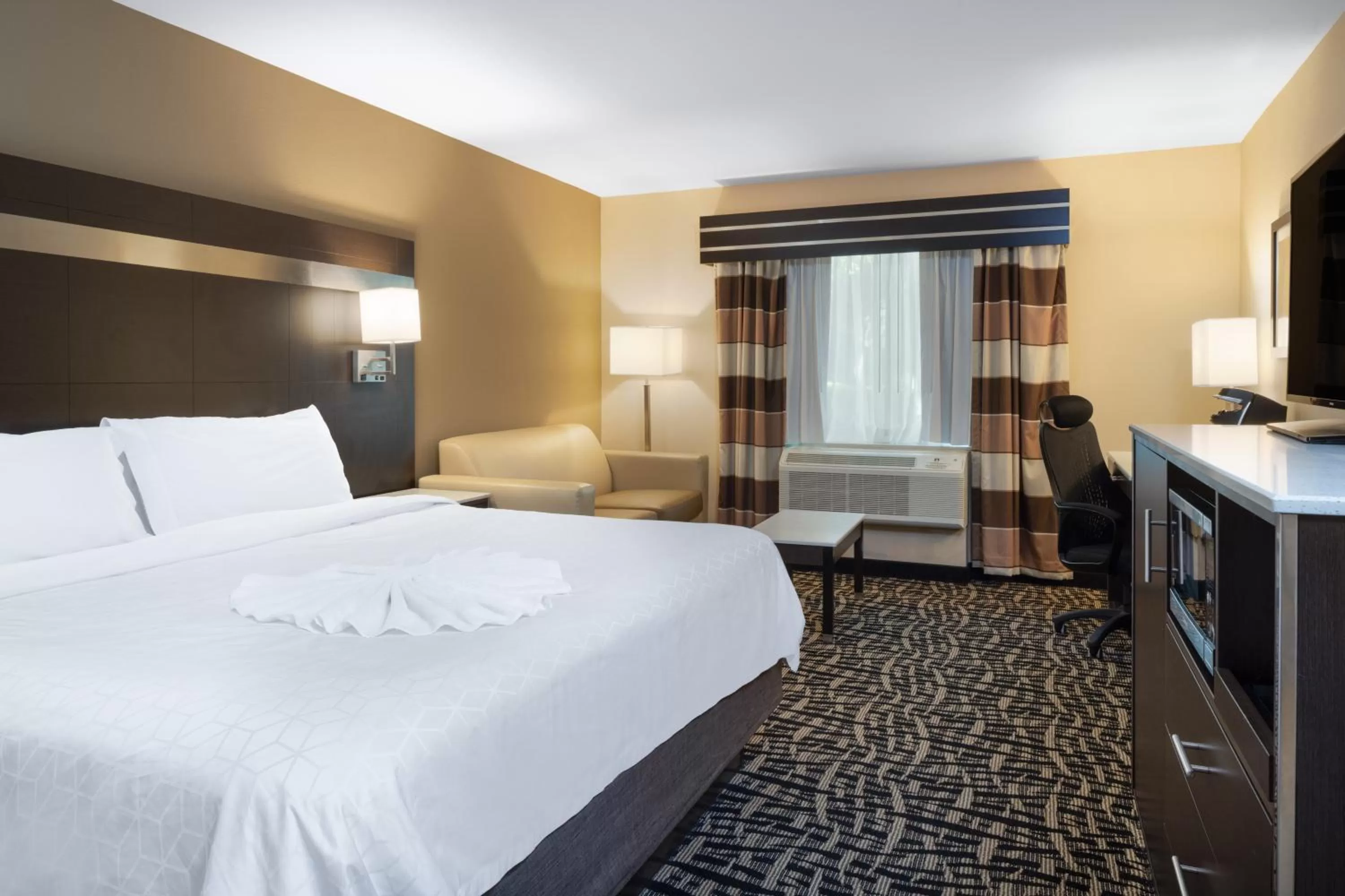 Bed in Holiday Inn Poughkeepsie by IHG