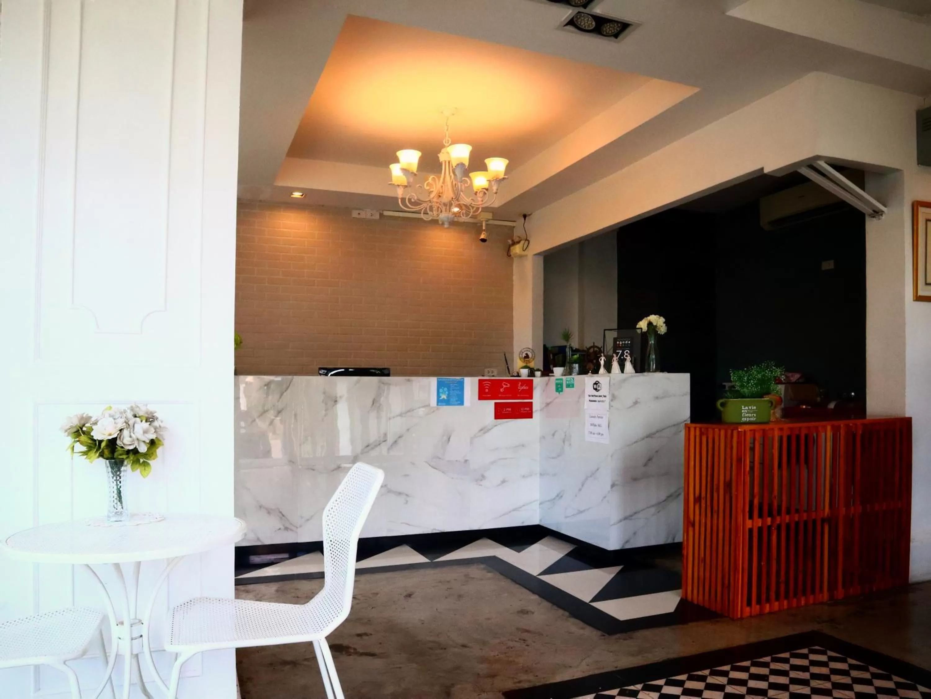 Communal lounge/ TV room in The Battery Park Midtown Boutique