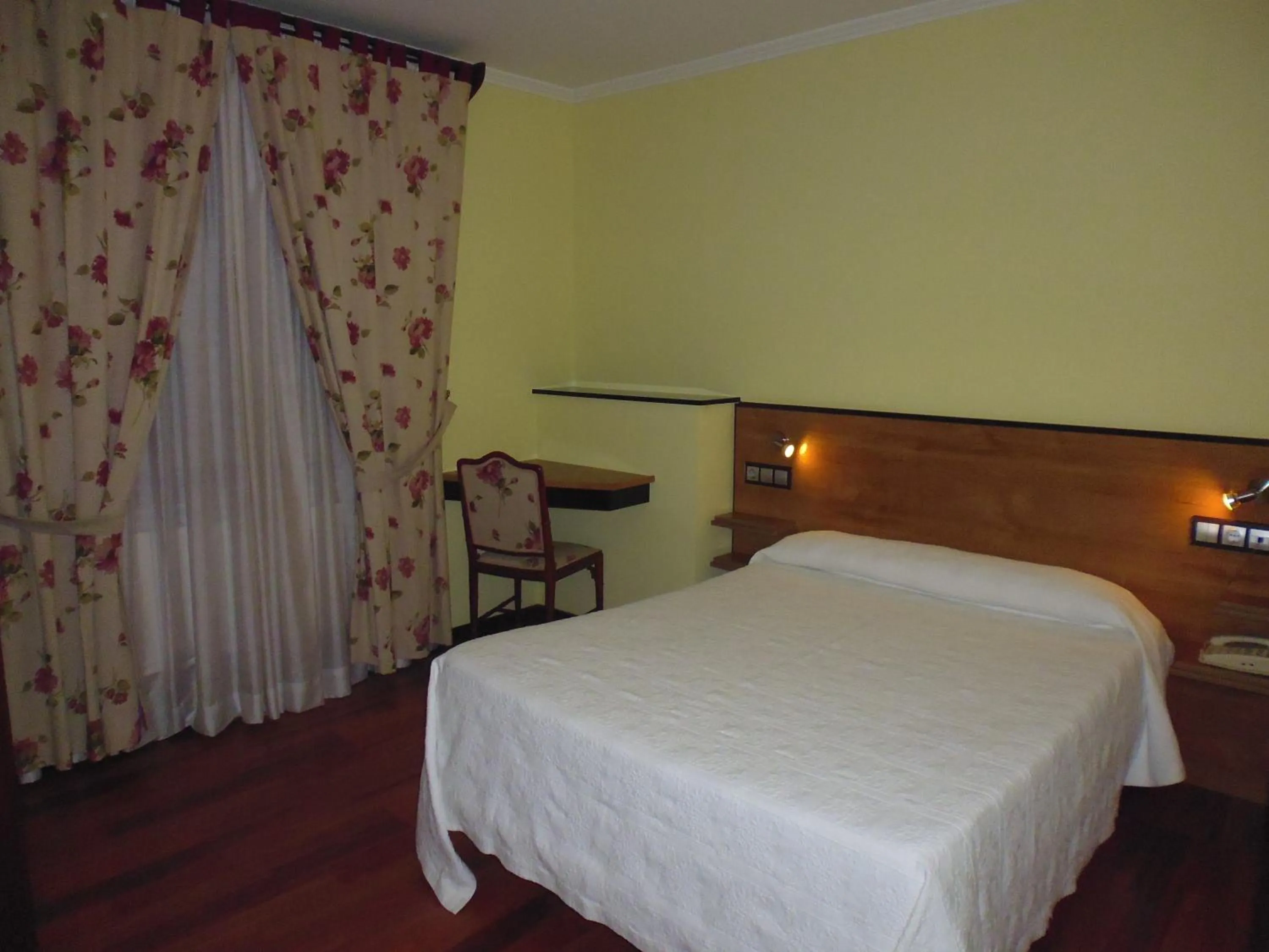 Bedroom, Bed in Cruceiro do Monte