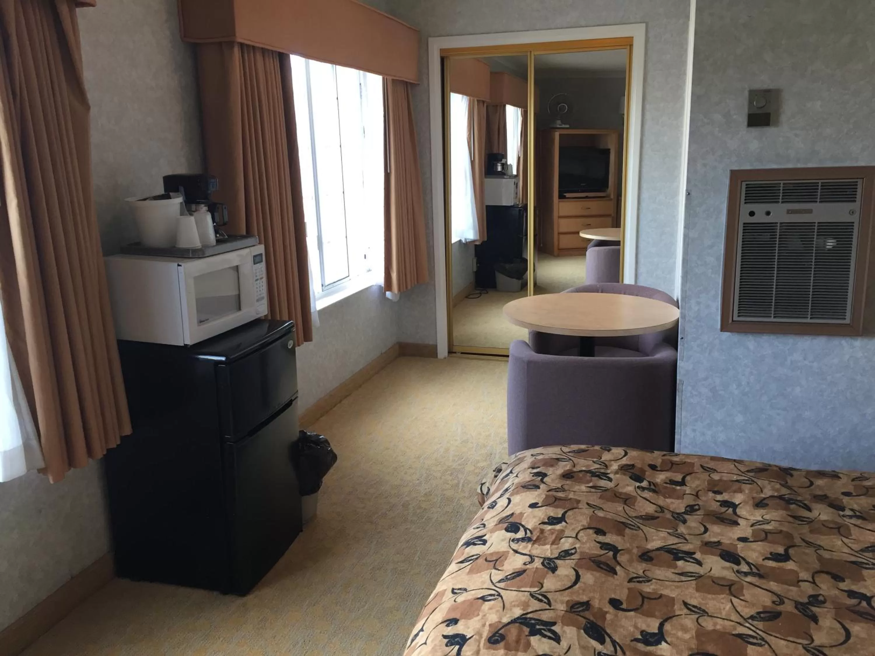 Photo of the whole room, Bed in Castle Inn