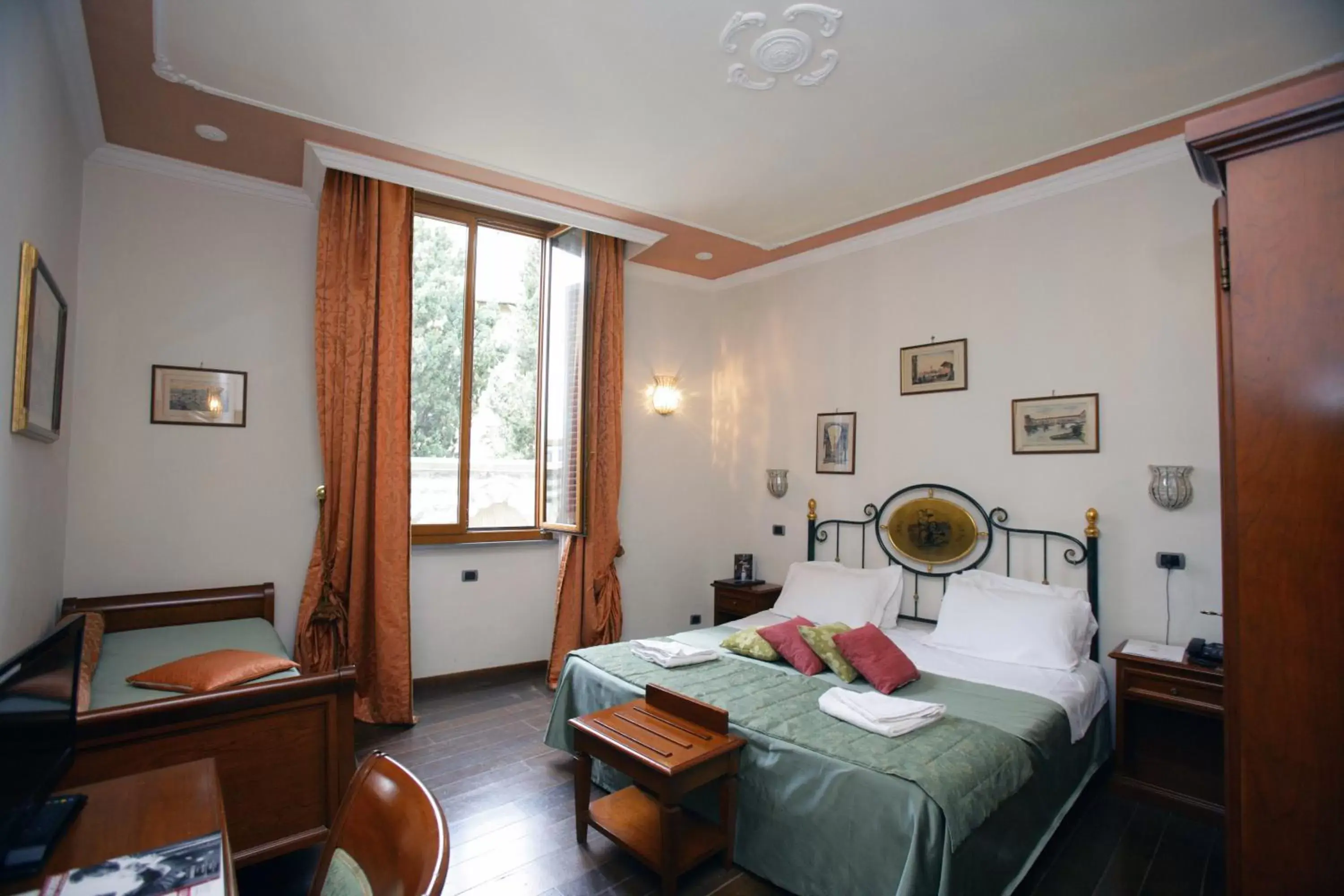 Triple Room in Domus Florentiae Hotel Triple Room in Domus Florentiae Hotel